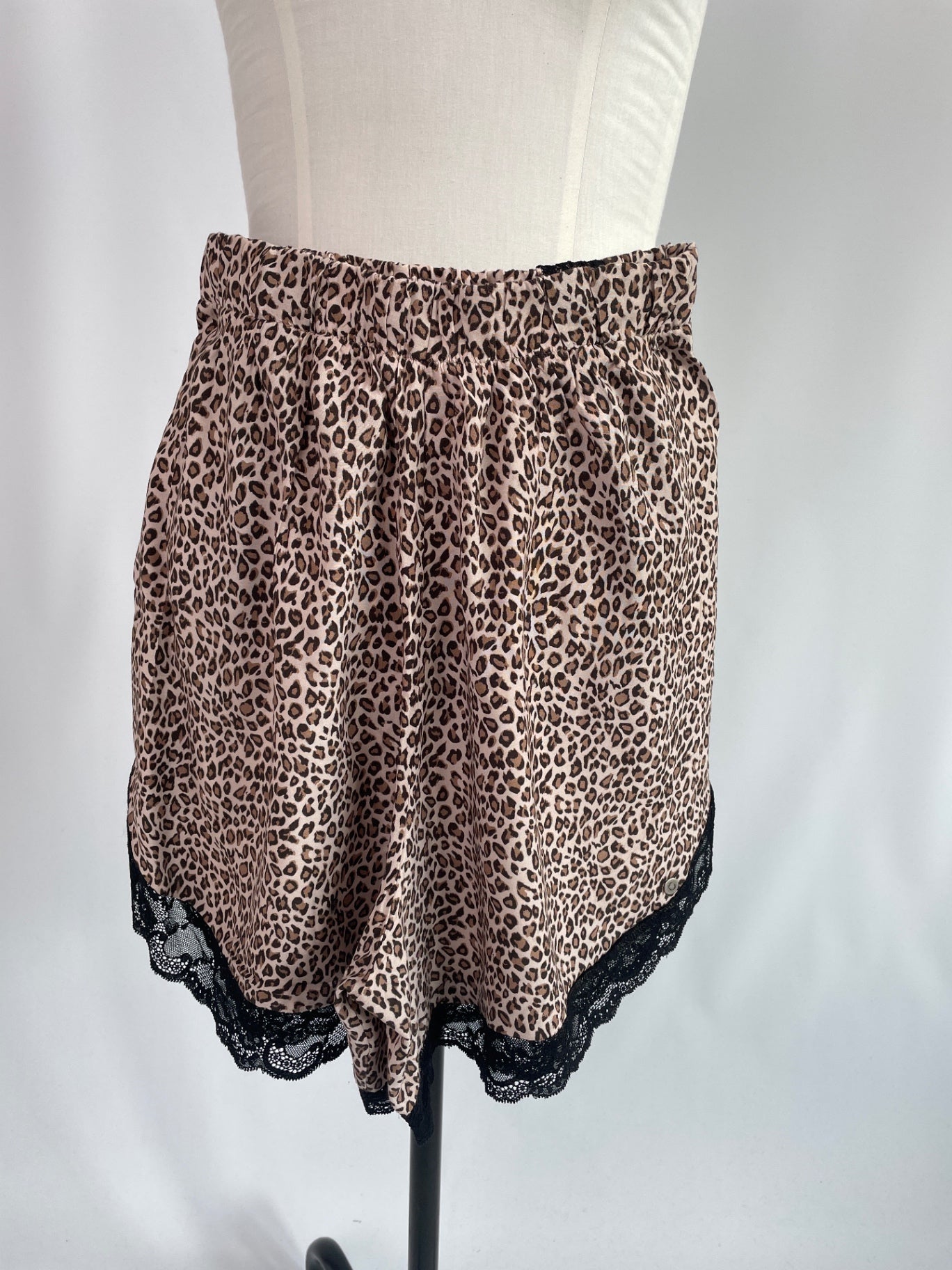 Kurze Wickelshorts aus den kleinen Leopardenmuster mit Spitze | Größe: S | Second Love