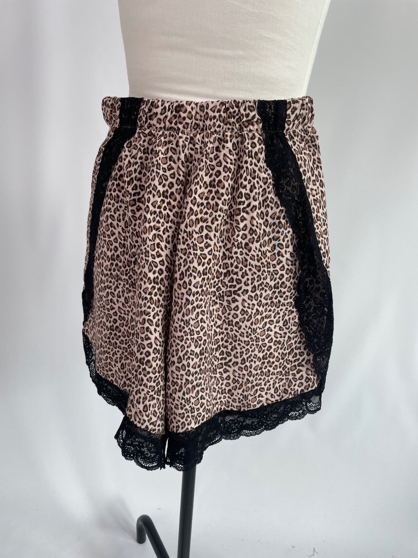 Kurze Wickelshorts aus den kleinen Leopardenmuster mit Spitze | Größe: S | Second Love