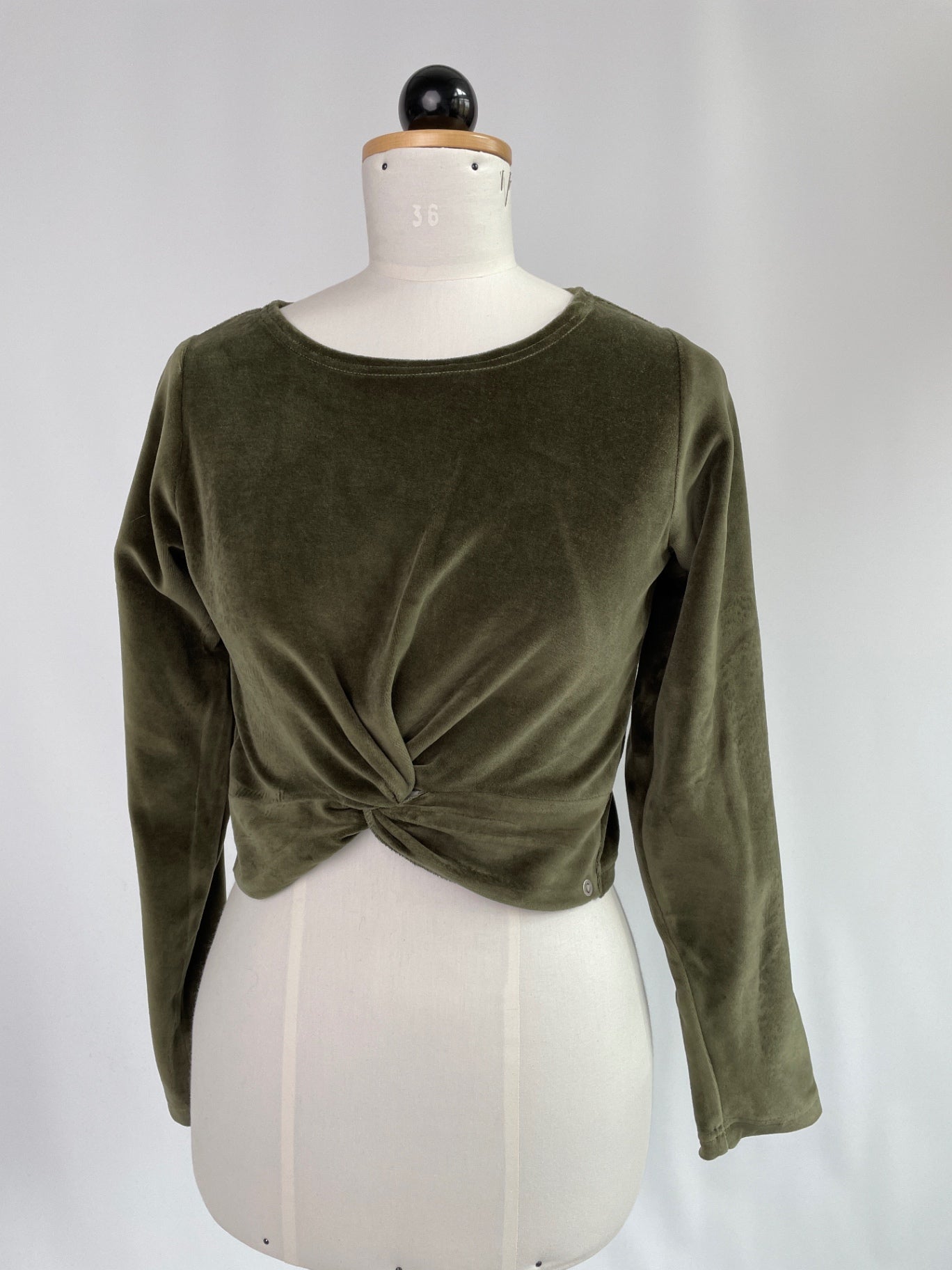 Clara | Langärmliges Croptop | Velvet olive | Größe M | Second Love