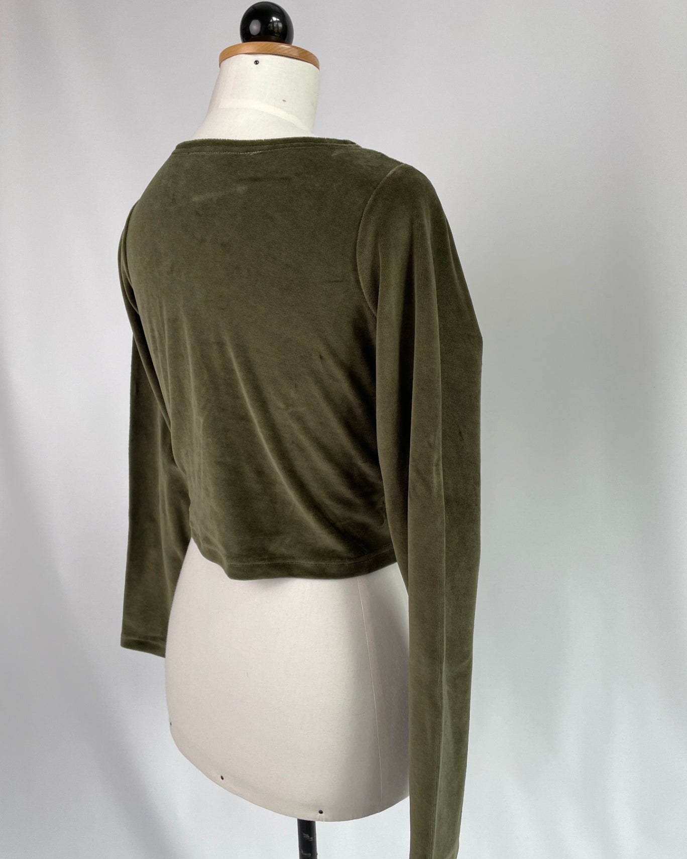 Clara | Langärmliges Croptop | Velvet olive | Größe M | Second Love