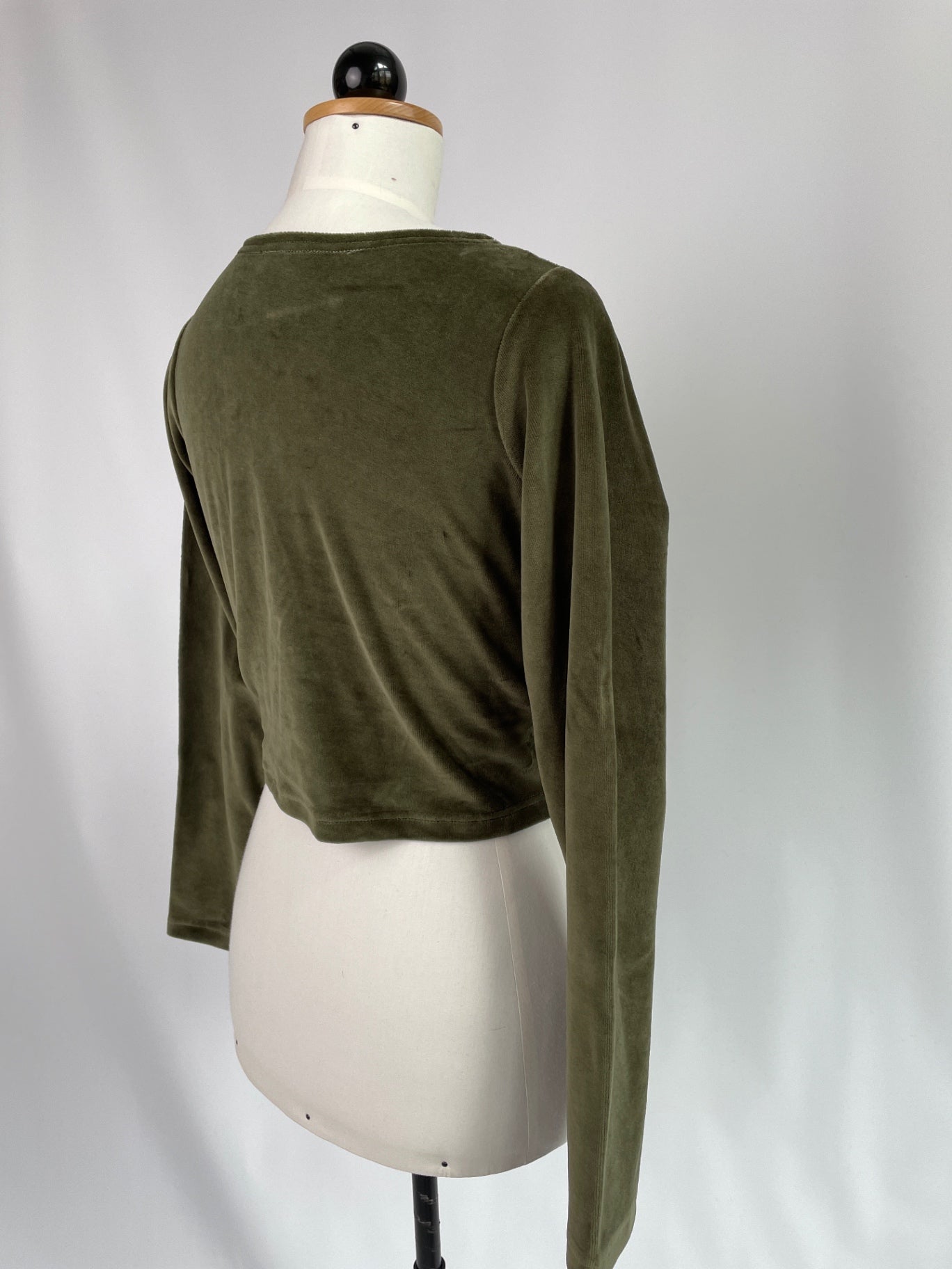 Clara | Langärmliges Croptop | Velvet olive | Größe M | Second Love