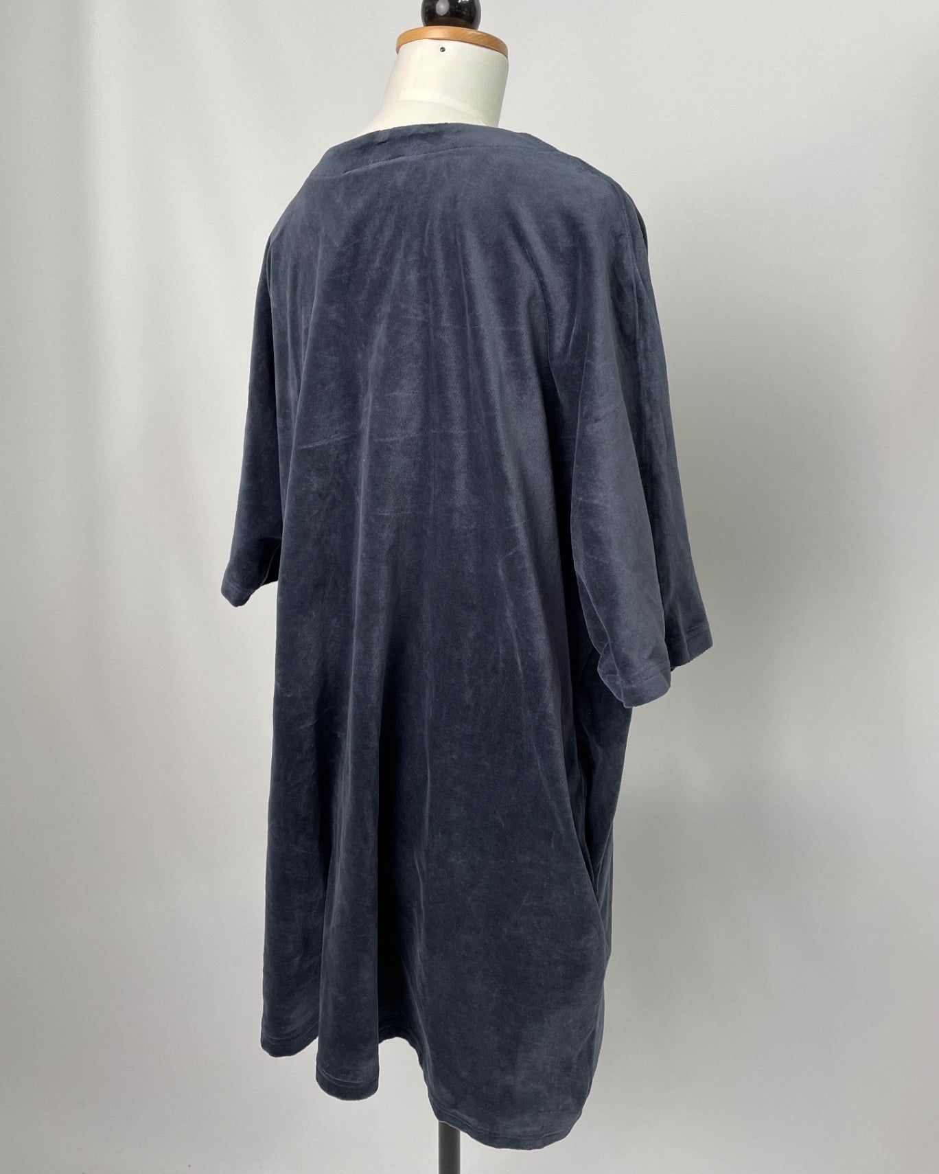 Kumi | kurzärmliges Kimonokleid | Velvet grau | Größe XL + Taschen | Second Love