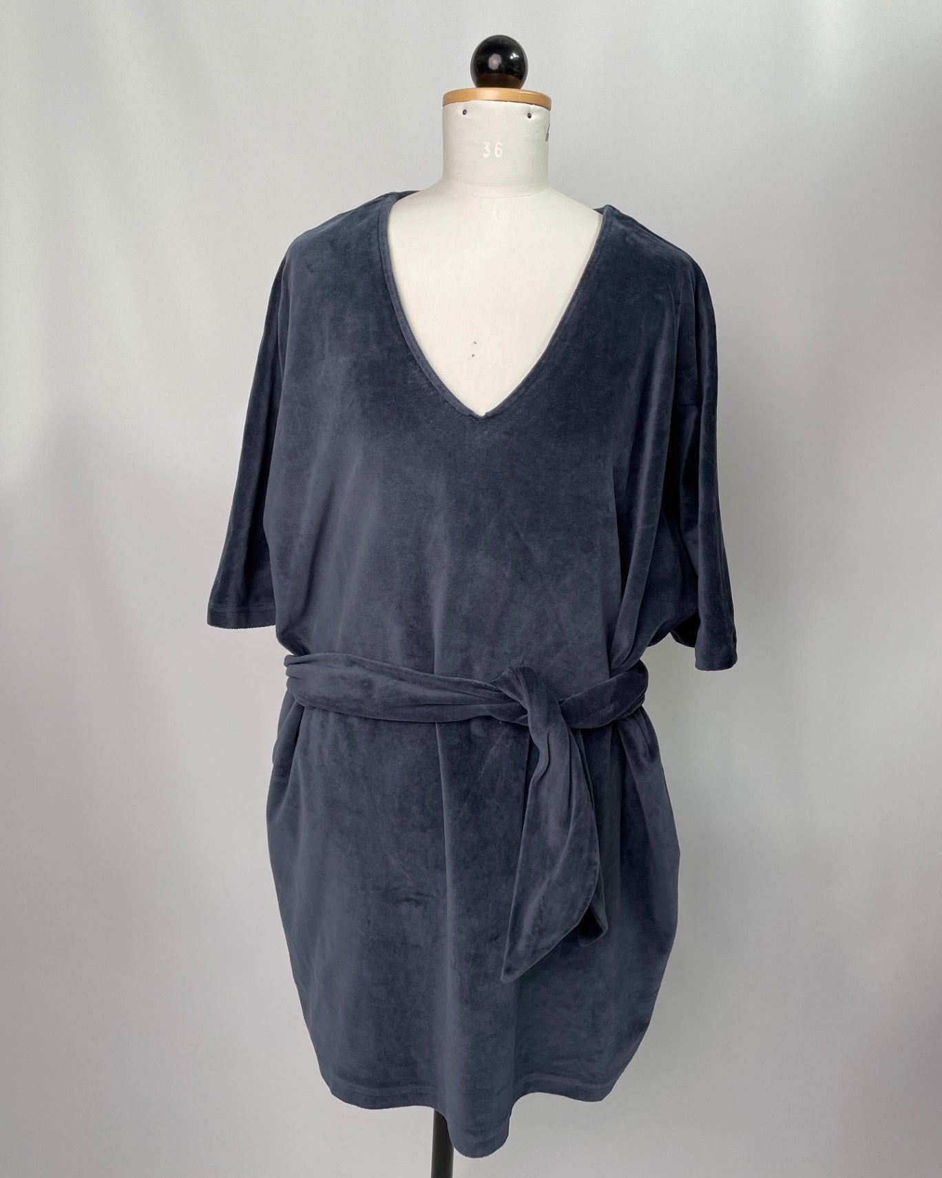 Kumi | kurzärmliges Kimonokleid | Velvet grau | Größe XL + Taschen | Second Love