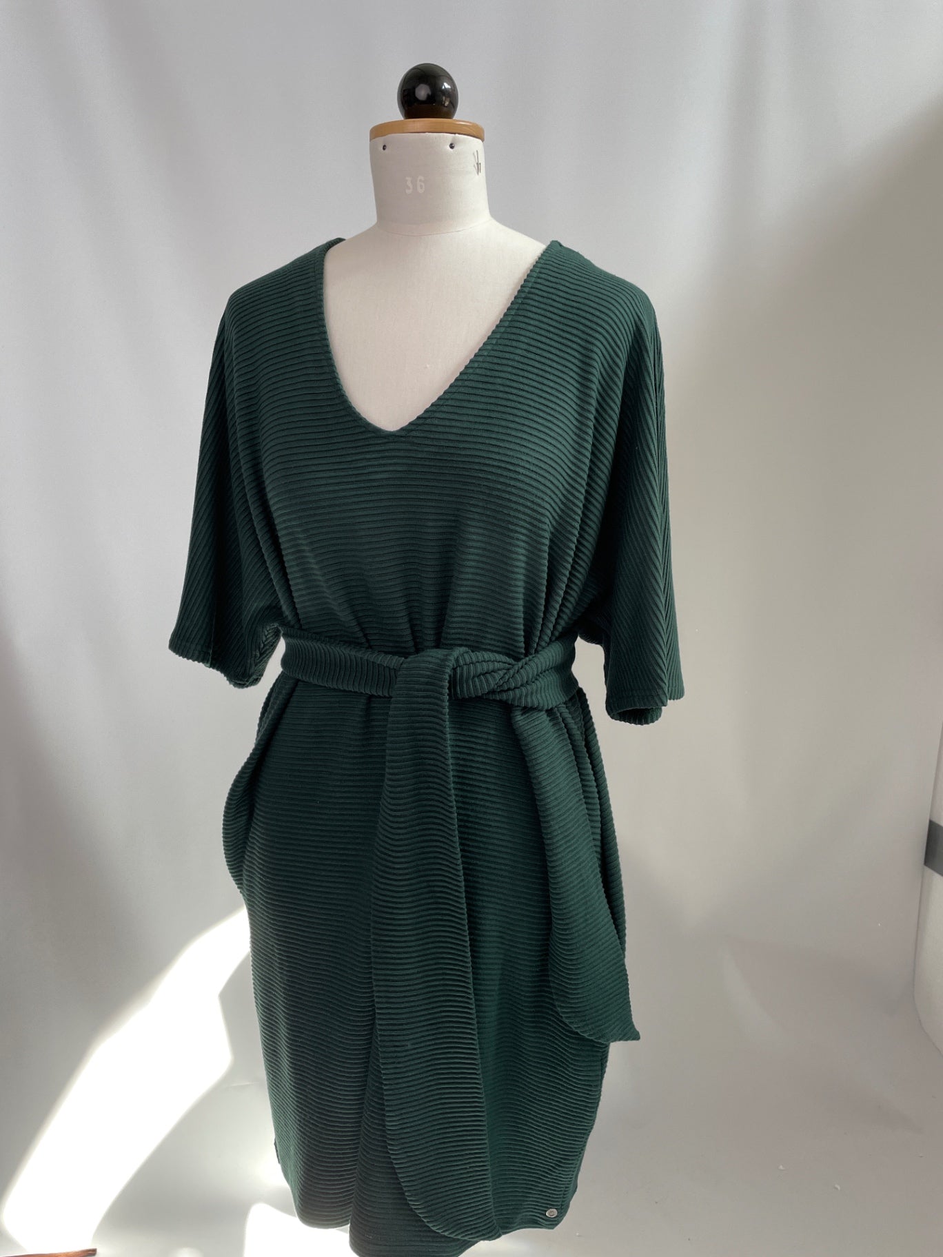 Kumi | kurzärmliges Kimonokleid | EcoVeroRipp grün | Größe XS-5cm + Taschen | Second Love