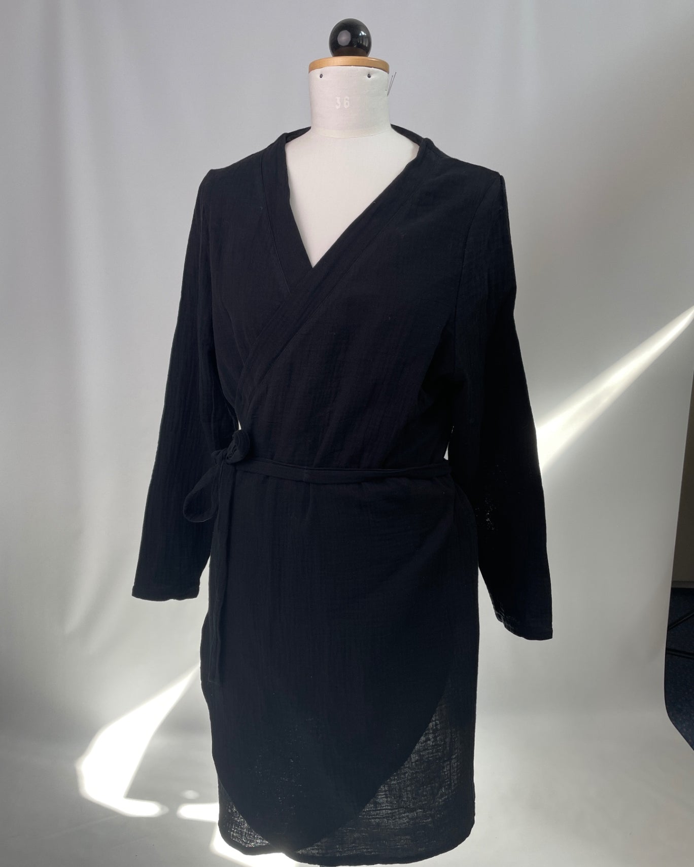 Wilma | Mini-Wickelkleid langarm | Musselin schwarz | Größe M | Second Love