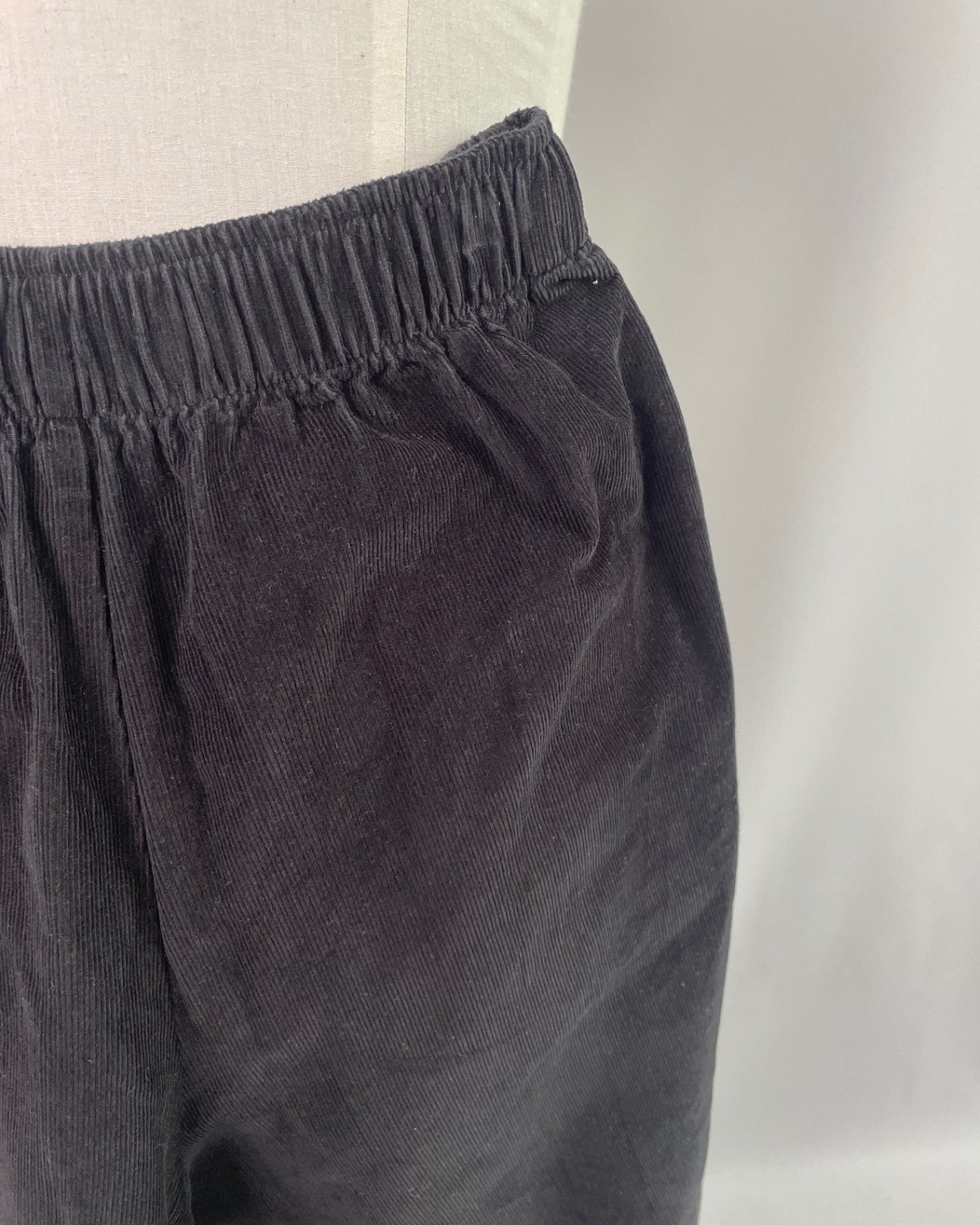 Karo | Karottenhose mit Gummibund | Feincord schwarz | Größe XS -10cm | Second Love