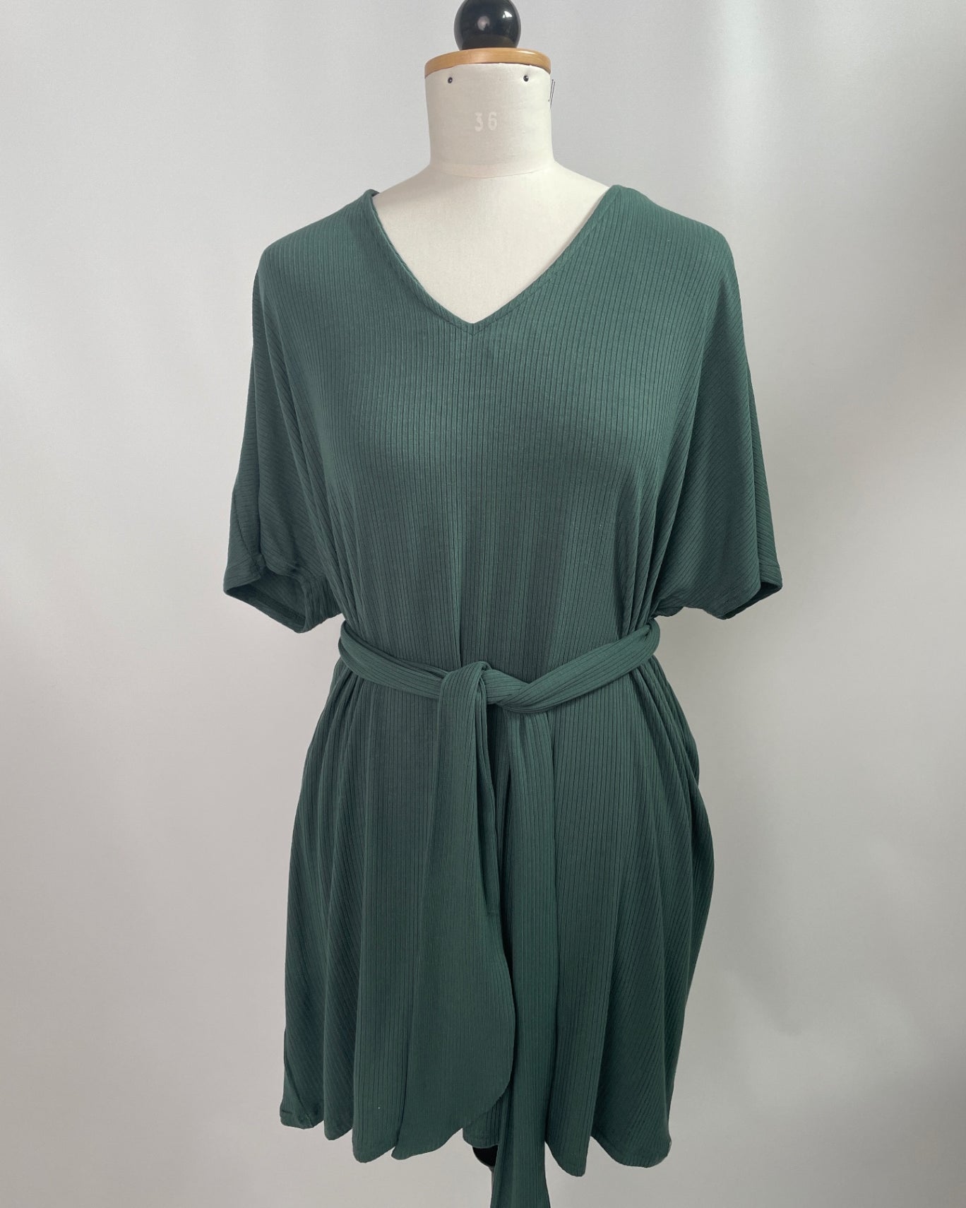 Kurzärmliges Kimonokleid Rippjersey | Größe: M Farbe: waldgrün | - 8cm Länge und -6cm Ärmel | Second Love