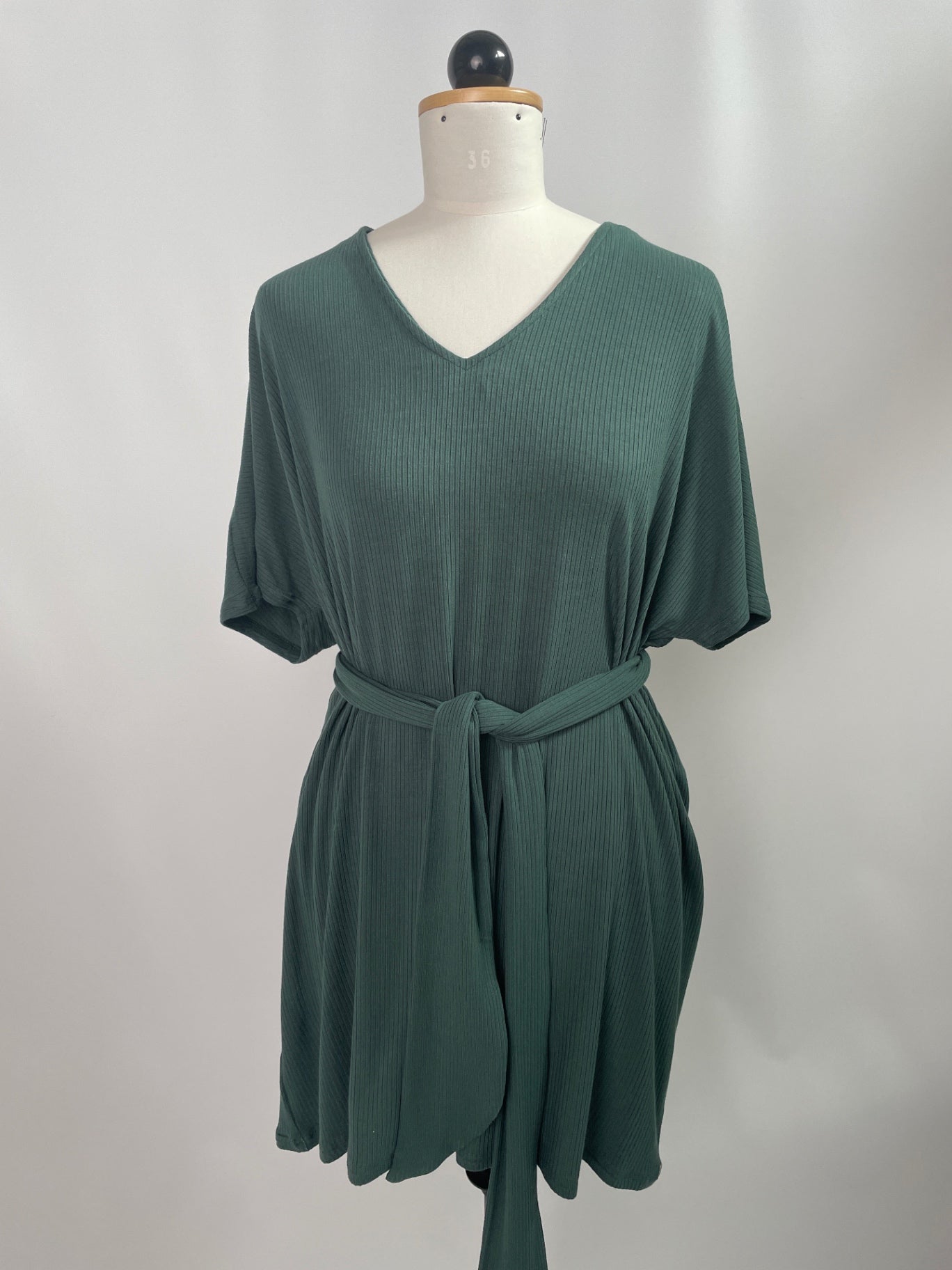 Kurzärmliges Kimonokleid Rippjersey | Größe: M Farbe: waldgrün | - 8cm Länge und -6cm Ärmel | Second Love