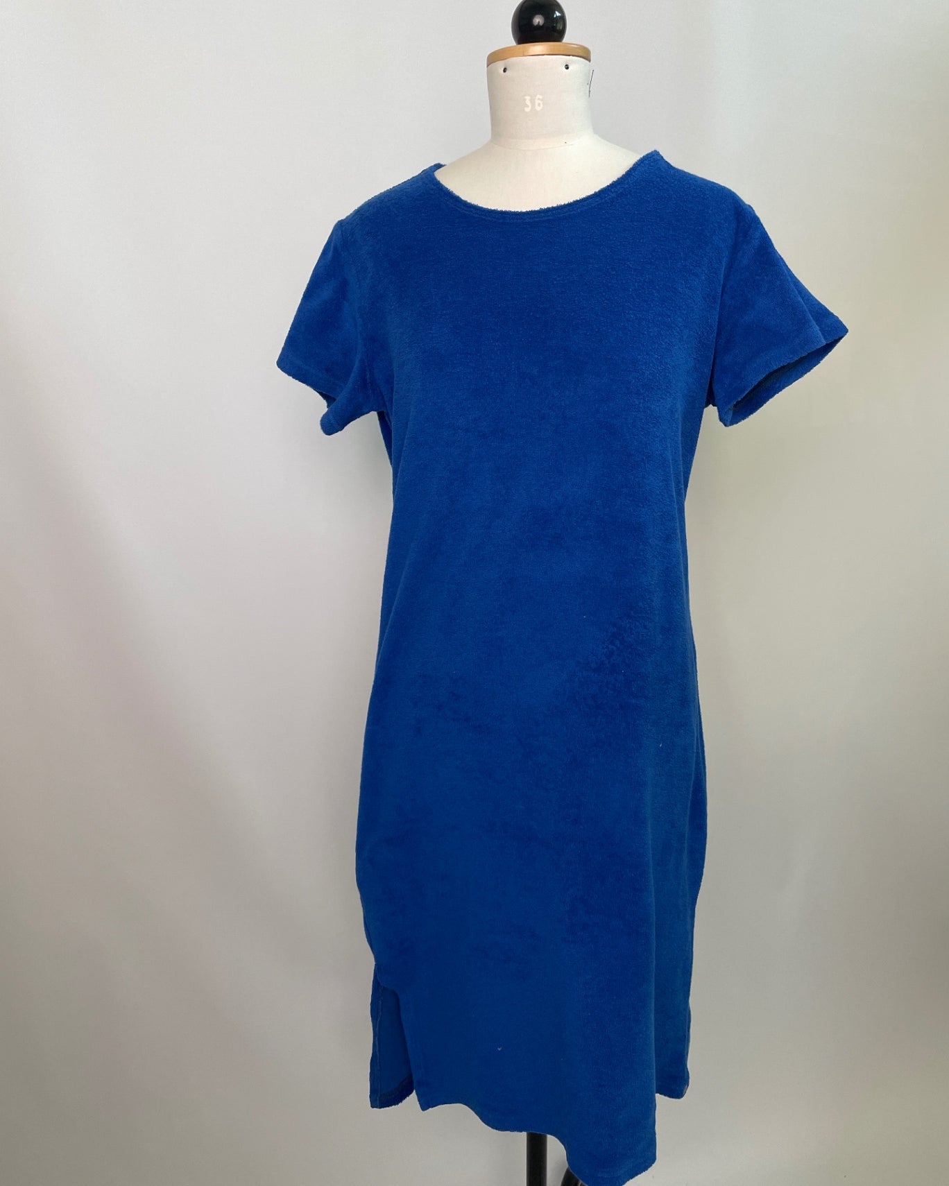 Kurzärmliges Schlauchkleid | Frottee | Größe: M | Farbe: royalblau | - 10 cm | Second Love