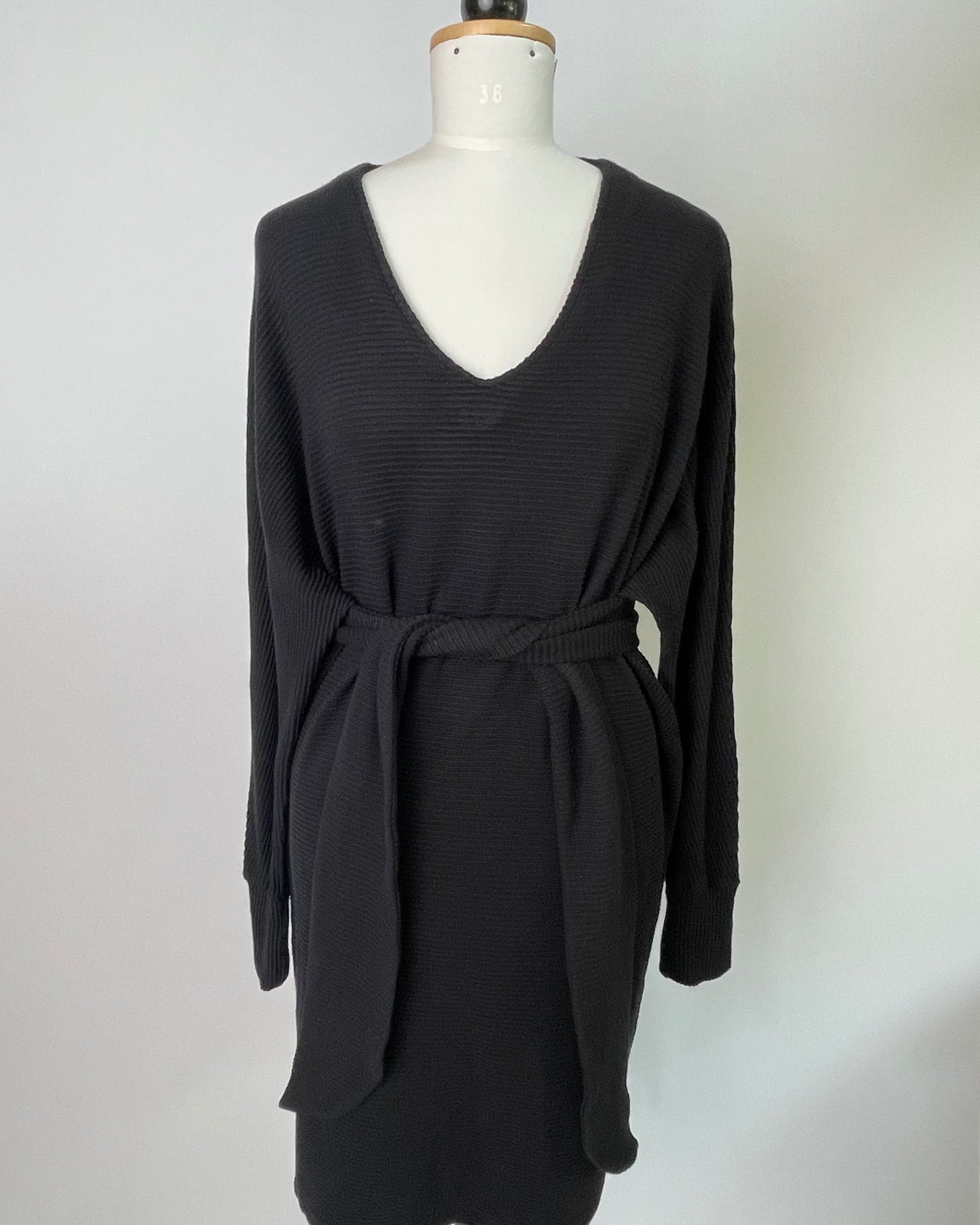 Kumi | Oversized Kimonokleid mit V-Ausschnitt | EcoveroRipp schwarz | Größe XXS | Second Love