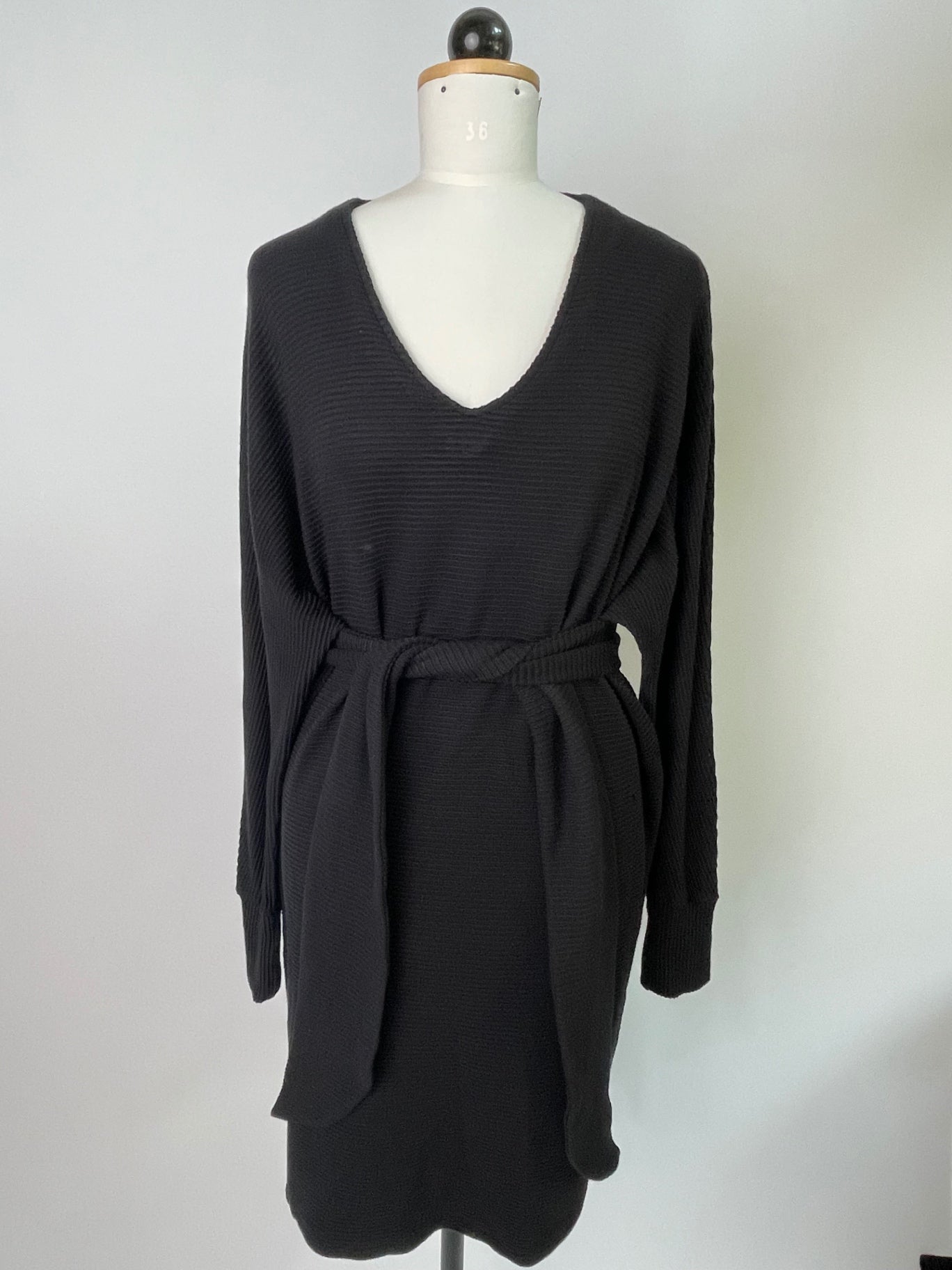 Kumi | Oversized Kimonokleid mit V-Ausschnitt | EcoveroRipp schwarz | Größe XXS | Second Love