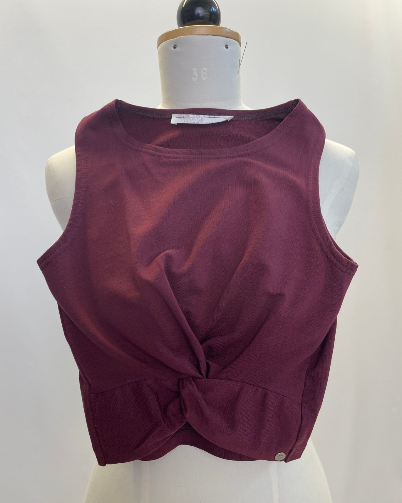 Clara | Anliegendes Croptop mit Knoten | ohne Ärmel | Tencelsweat Farbe: Marone | Größe: XXS | Second Love