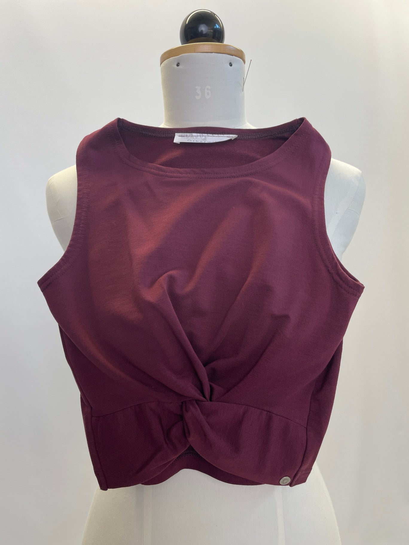 Clara | Anliegendes Croptop mit Knoten | ohne Ärmel | Tencelsweat Farbe: Marone | Größe: XXS | Second Love