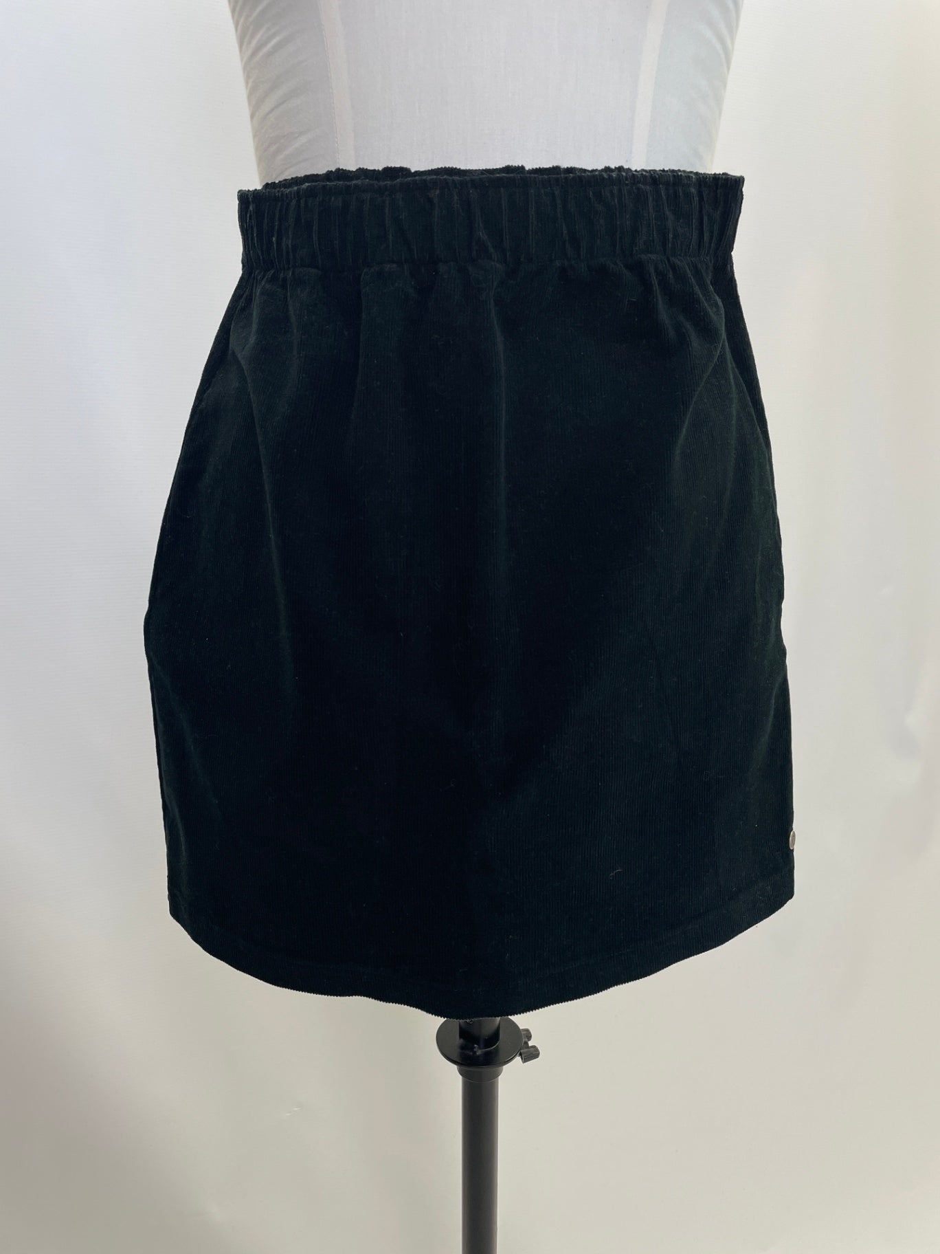 Ruth | Kurzer, enger Minirock | Cord | Farbe: Schwarz | Größe: XXS | Second Love