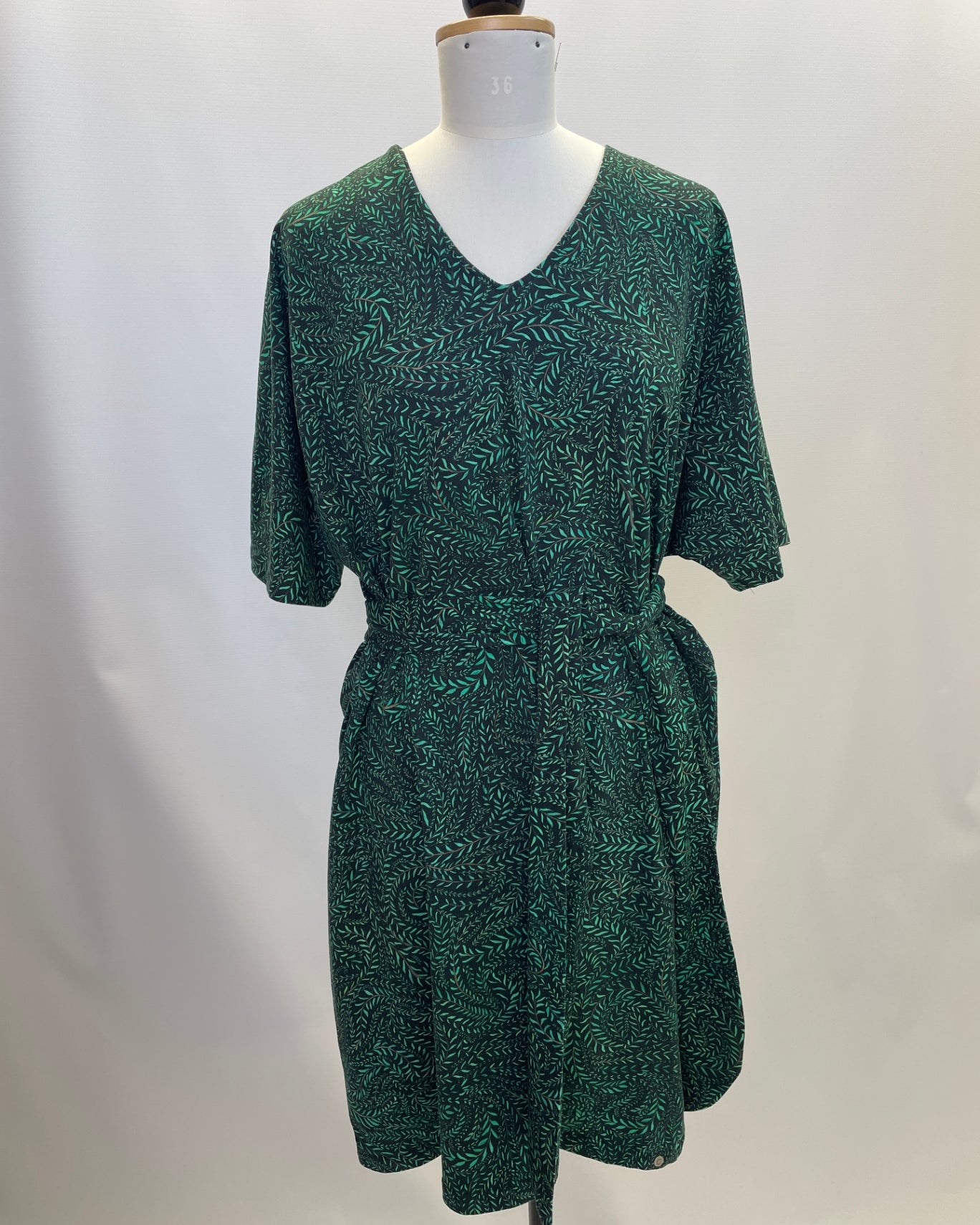 Kumi | Oversized Kimonokleid mit V-Ausschnitt | kurzarm | Farbe: Green Leaves | Größe: XS | Second Love