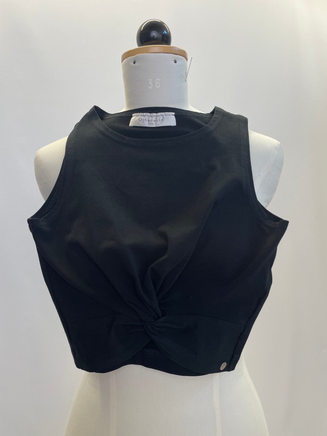 Clara | Anliegendes Croptop mit Knoten | ohne Ärmel | Größe: XXS | Baumwolljersey Farbe: schwarz | Ausschnitt: Rundhals | Second Love
