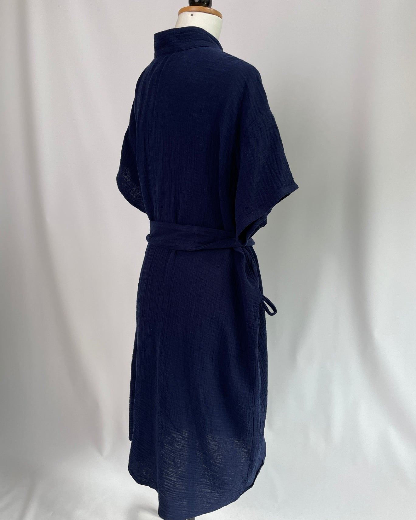 Briana | Oversized Blusenkleid mit Stehkragen | Musselin dunkelblau | Größe XXXL | Saum+Ärmel -10cm | Second Love