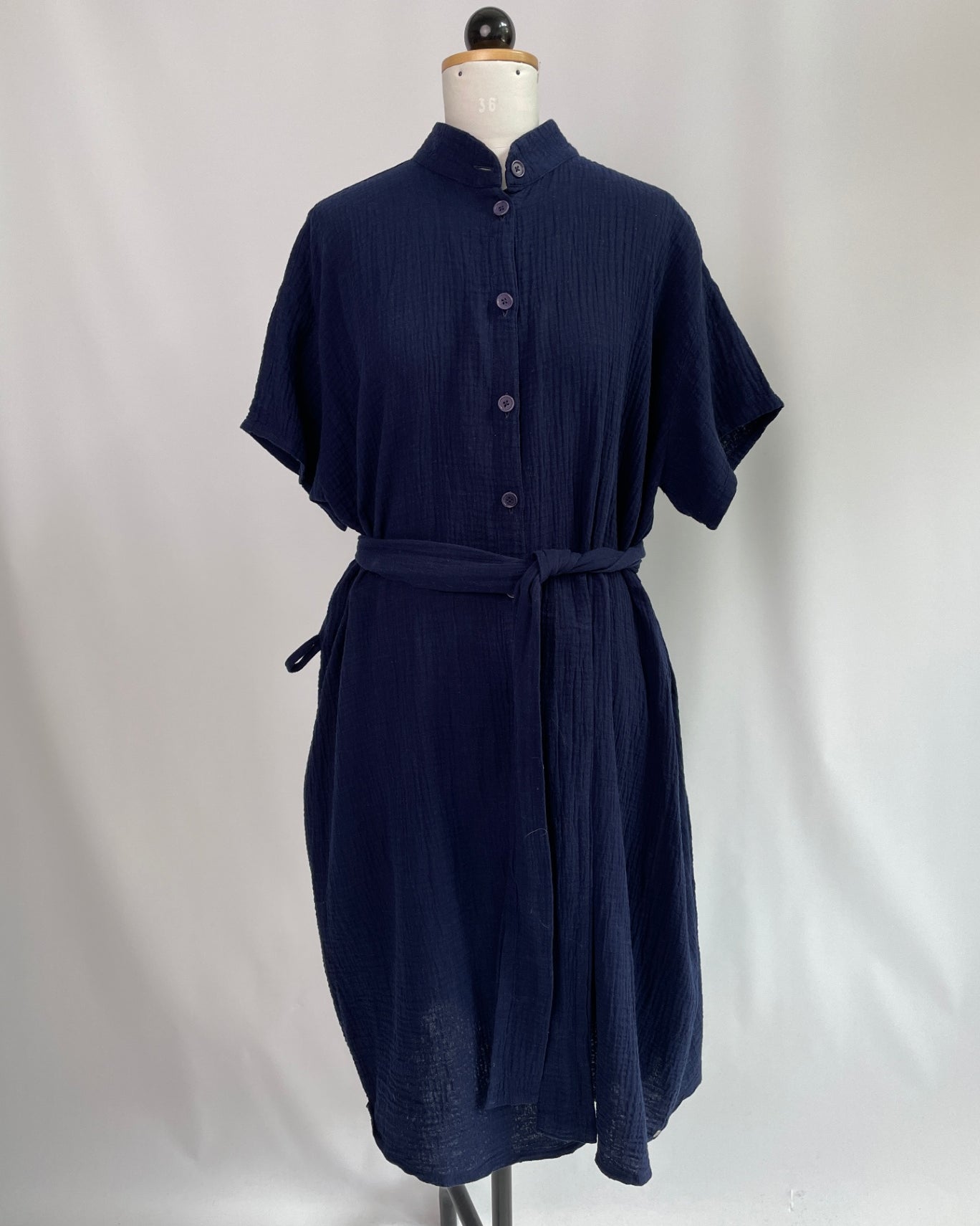 Briana | Oversized Blusenkleid mit Stehkragen | Musselin dunkelblau | Größe XXXL | Saum+Ärmel -10cm | Second Love