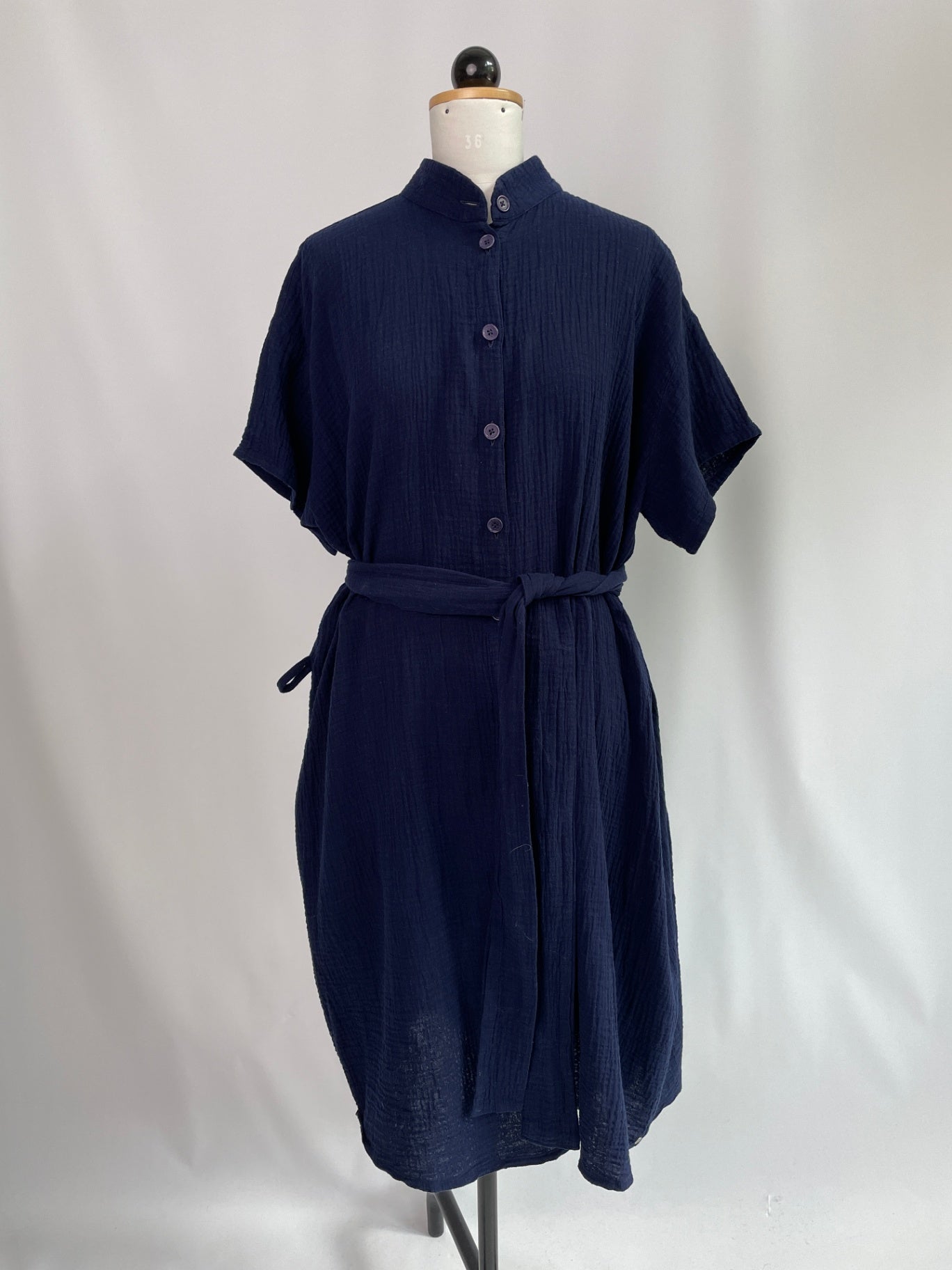 Briana | Oversized Blusenkleid mit Stehkragen | Musselin dunkelblau | Größe XXXL | Saum+Ärmel -10cm | Second Love