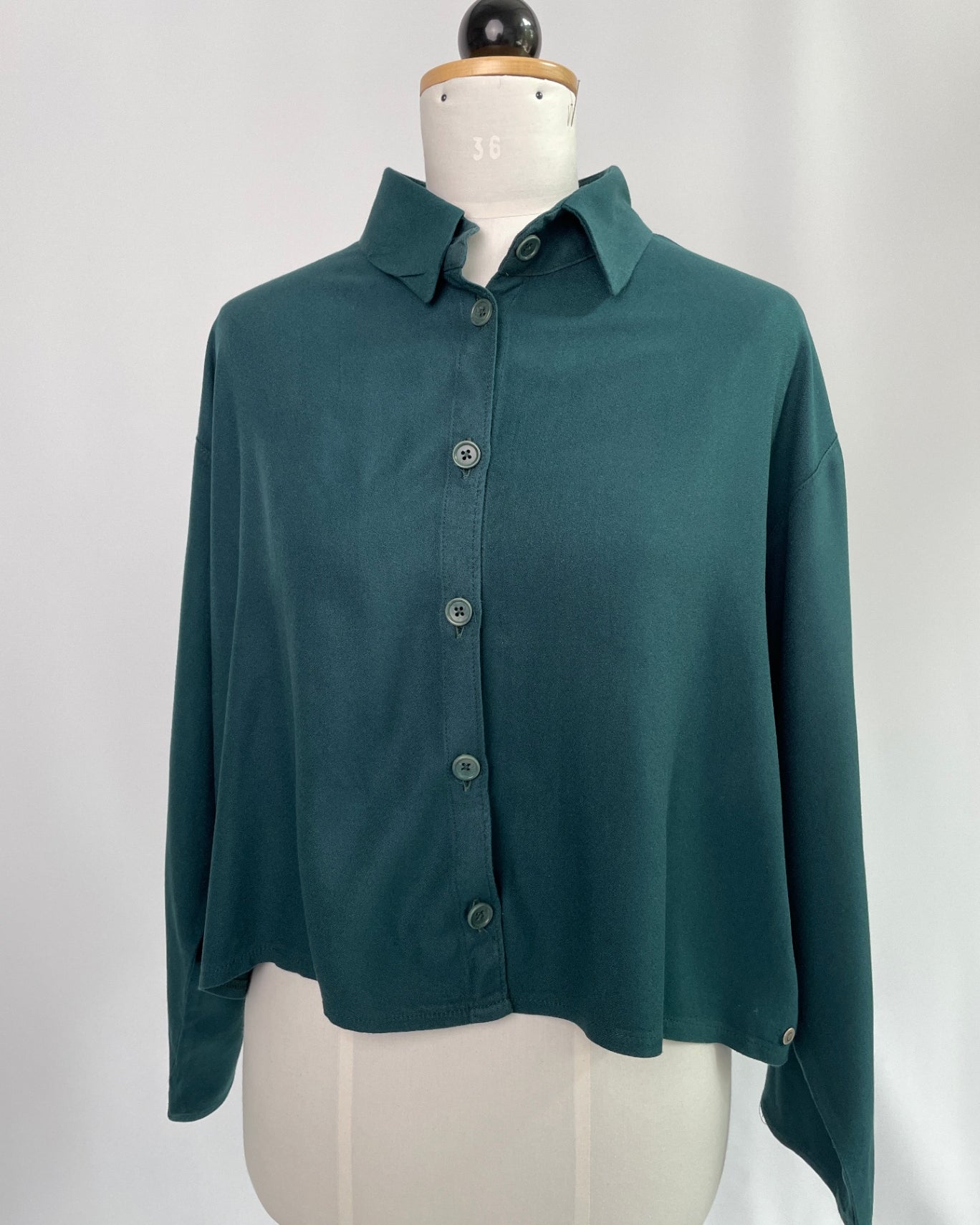 Berta | Langärmlige Bluse cropped | EcoVeroCrepe flaschengrün | Größe L | Second Love