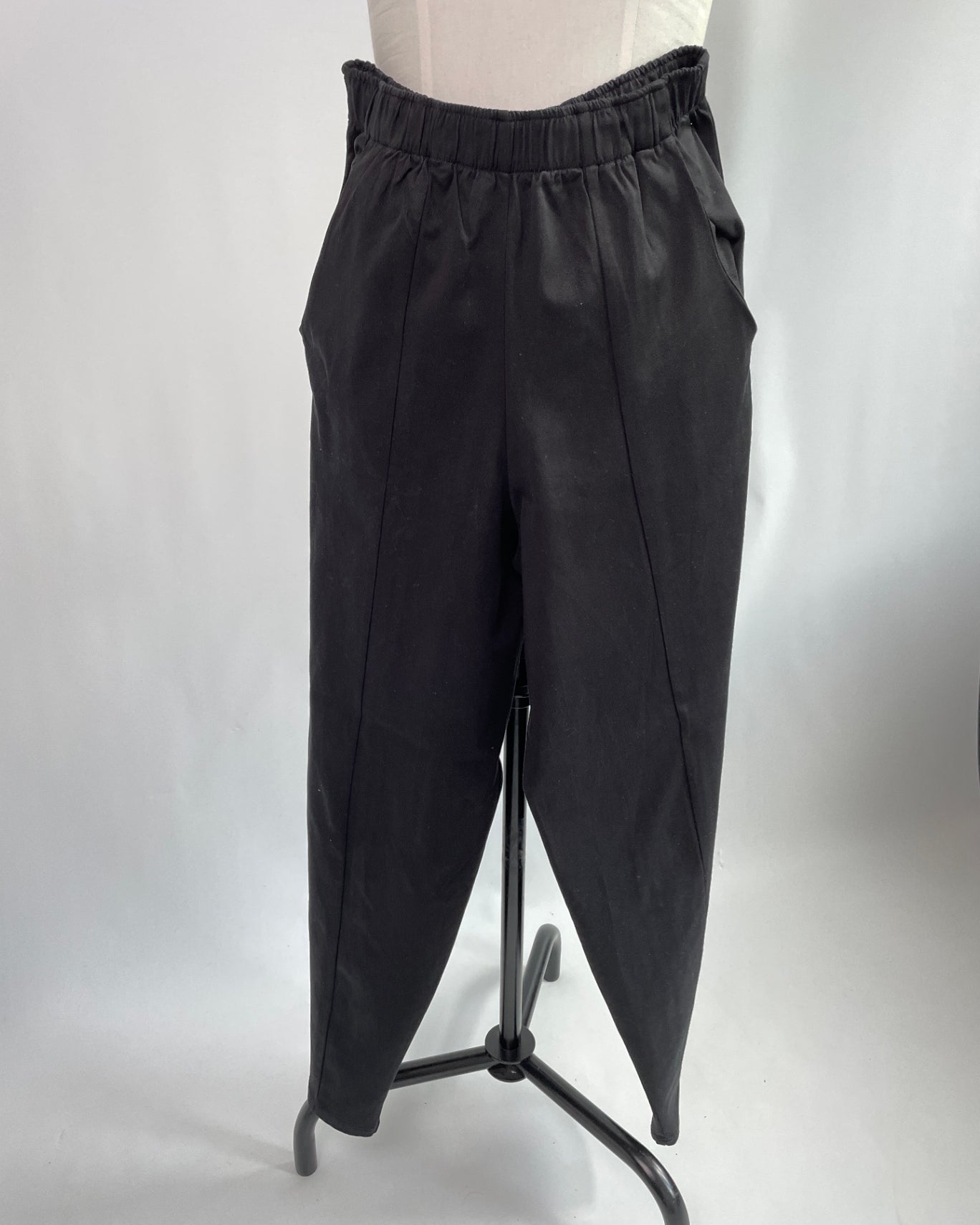 Betty Barrelhose | Tencel™Twill schwarz | Größe S | Second Love