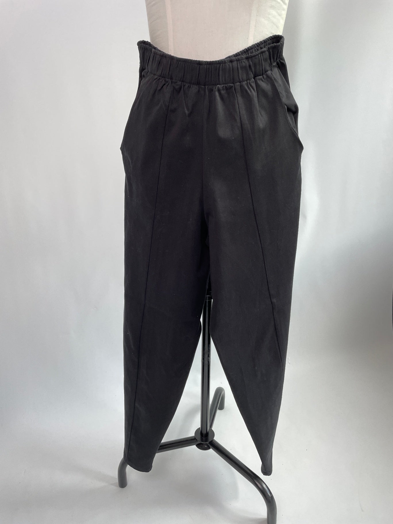 Betty Barrelhose | Tencel™Twill schwarz | Größe S | Second Love