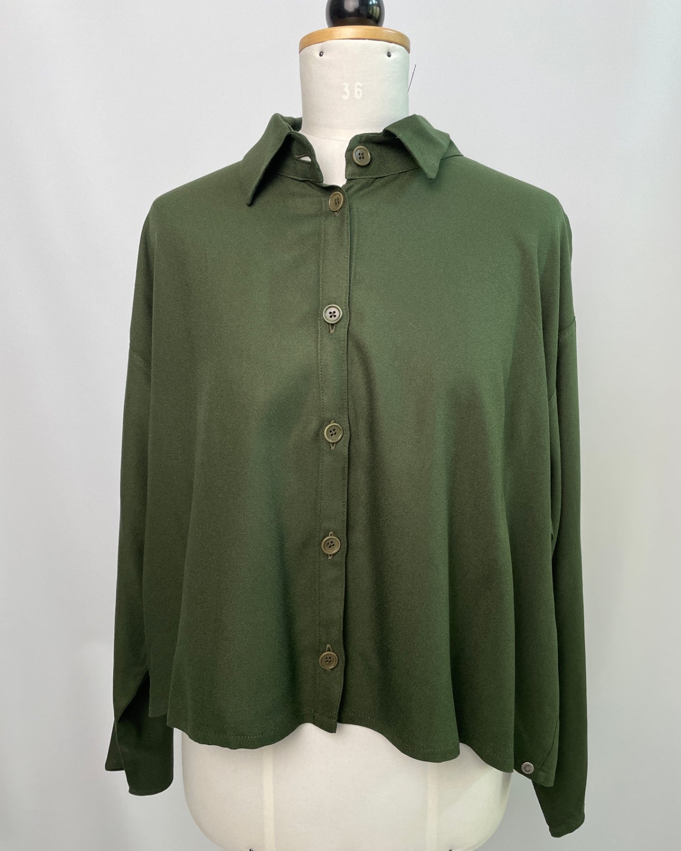 Berta | Cropped Bluse langarm | Blusenkragen | EcoVeroCrepe waldgrün | Größe XXL | Second Love