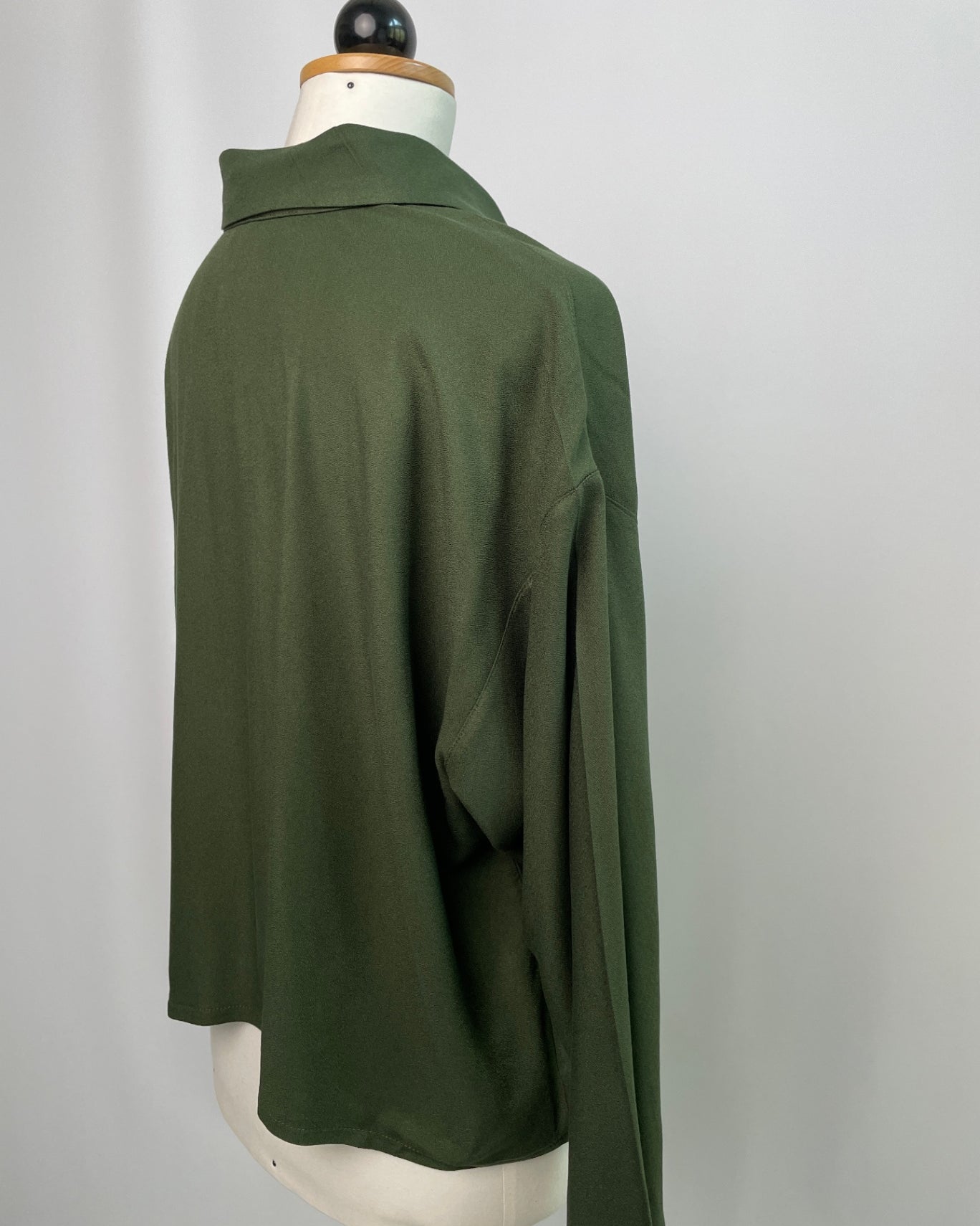 Berta | Cropped Bluse langarm | Blusenkragen | EcoVeroCrepe waldgrün | Größe XXL | Second Love