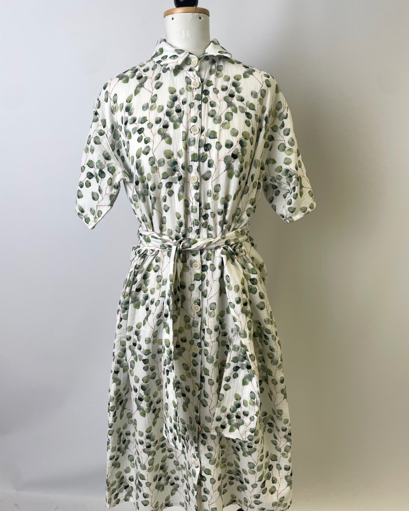 Briana | Oversized Blusenkleid mit Blusenkragen & Taschen | Musselin Eukalyptus print | Größe XS | Second Love