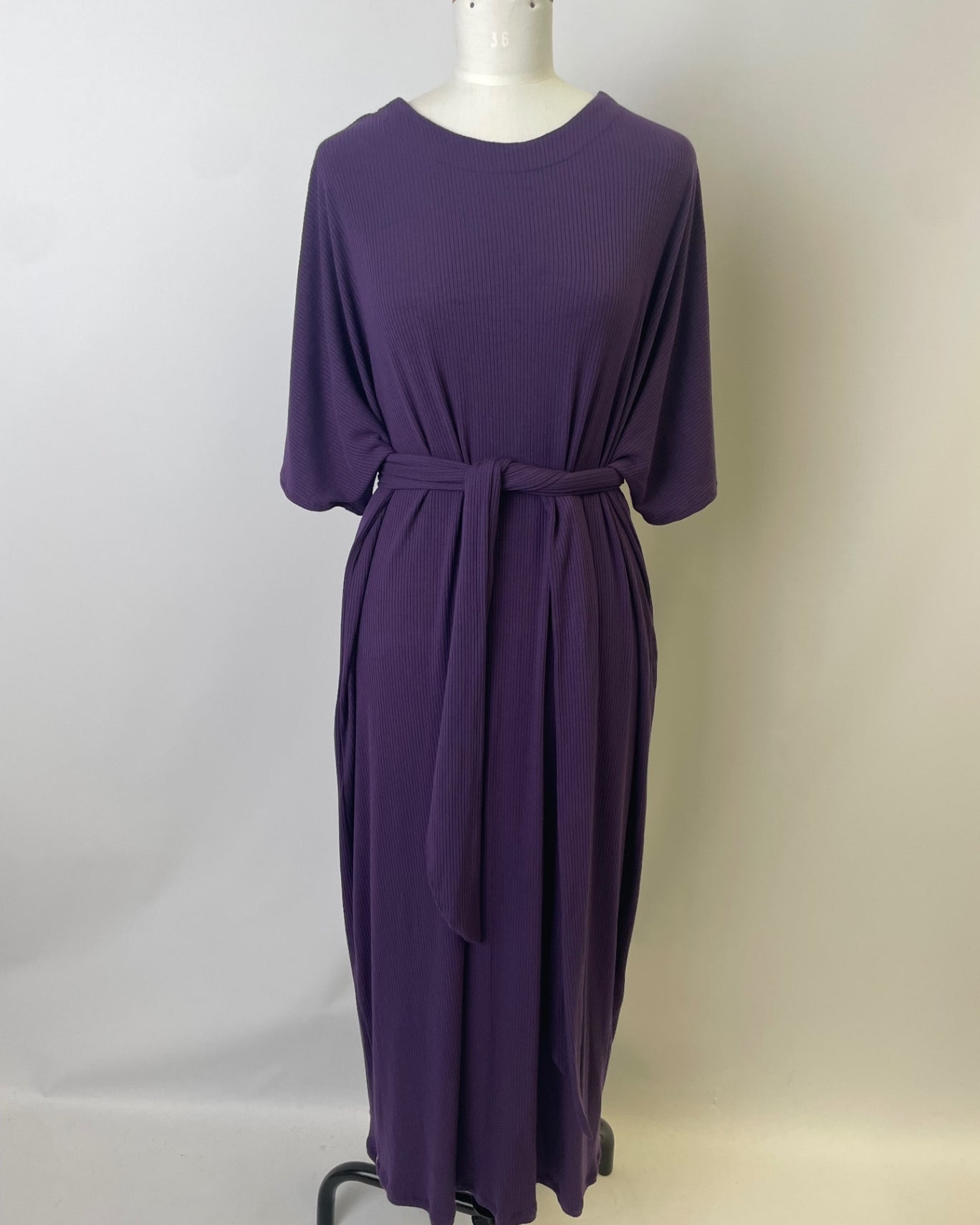 Francis | Langes oversized Kleid mit tiefem Ausschnitt | Rippjersey lila | Größe XL | Second Love