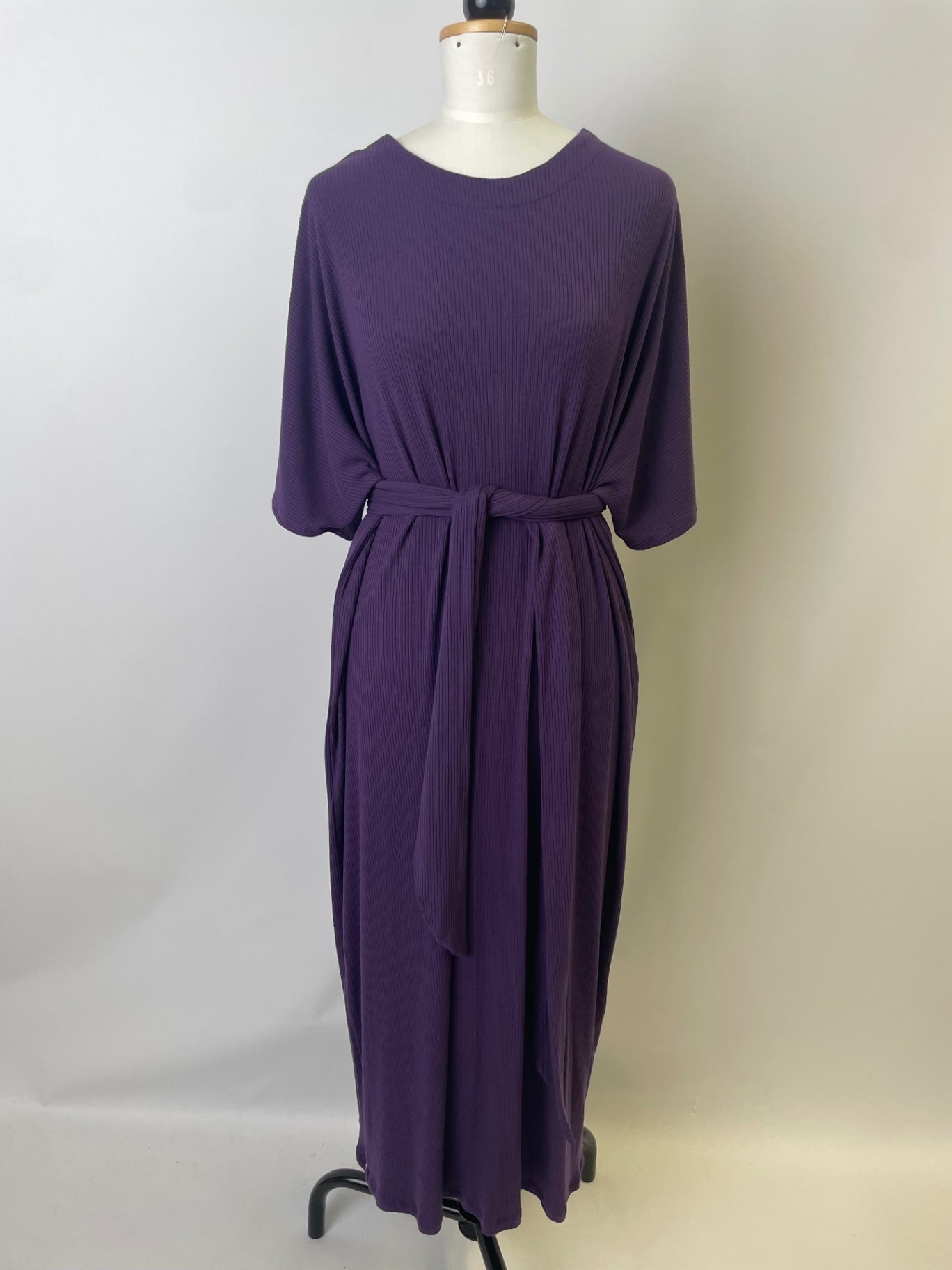 Francis | Langes oversized Kleid mit tiefem Ausschnitt | Rippjersey lila | Größe XL | Second Love