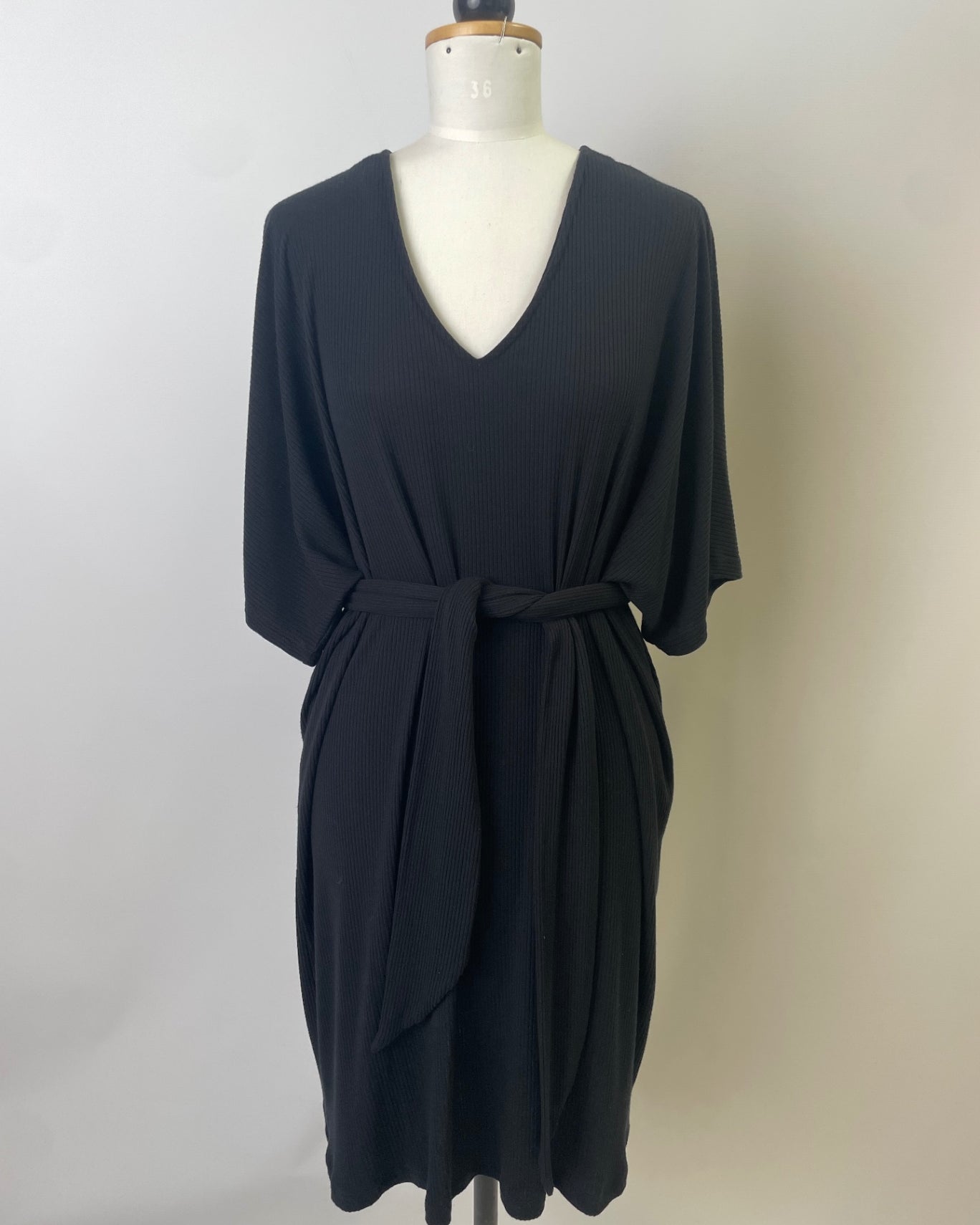 Kurzärmliges Kleid Kumi | Oversized mit V-Ausschnitt | Rippjersey schwarz | Größe S | Second Love