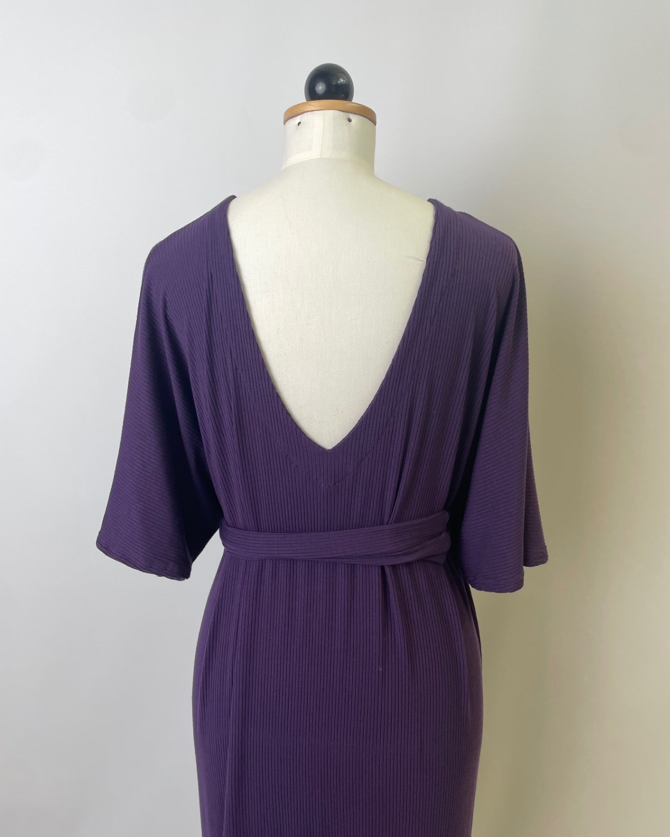 Francis | Langes oversized Kleid mit tiefem Ausschnitt | Rippjersey lila | Größe XL | Second Love