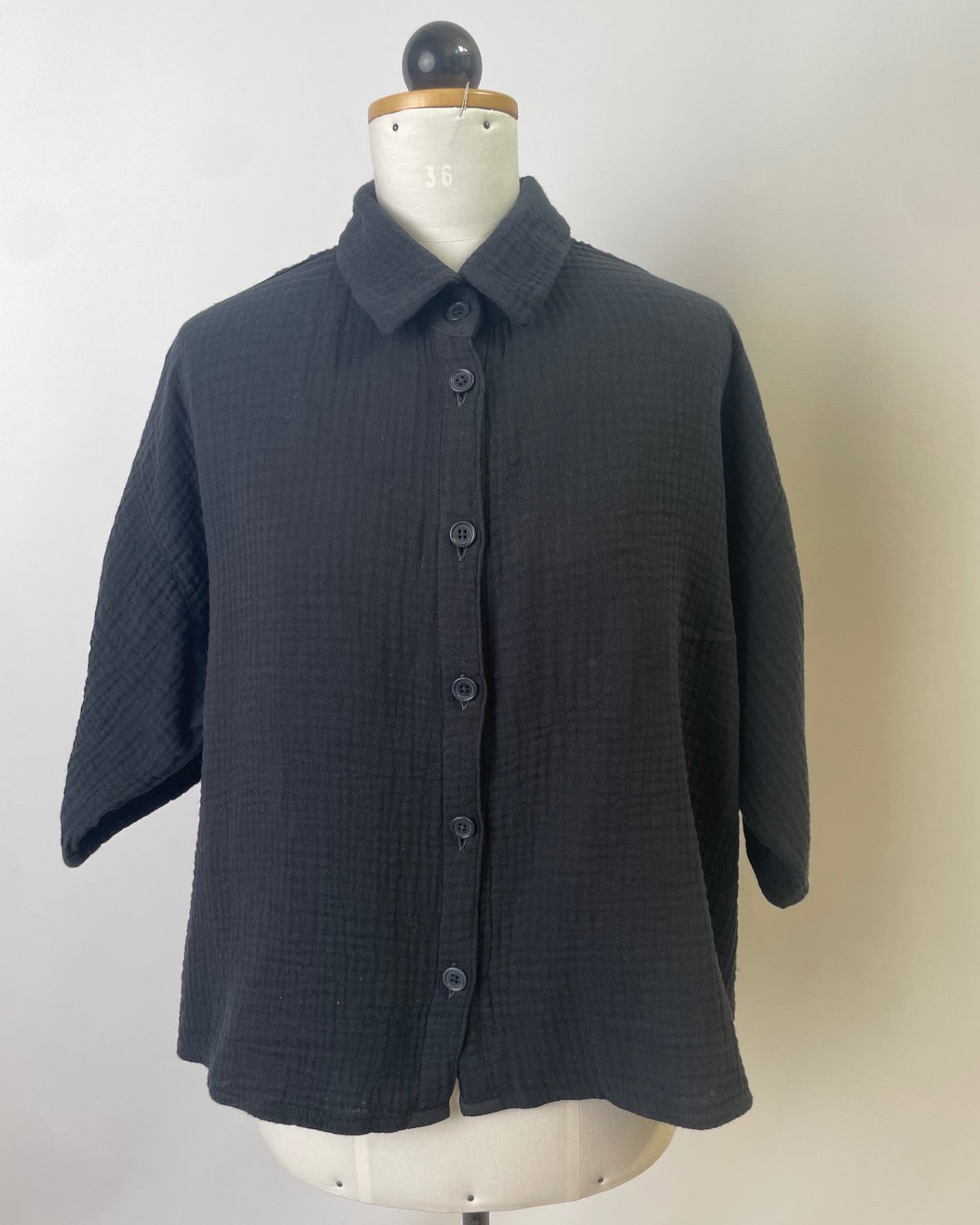 Kurzärmlige Berta | Kurze Bluse mit leichter Rundung | Musselin schwarz | Größe XXL | Second Love