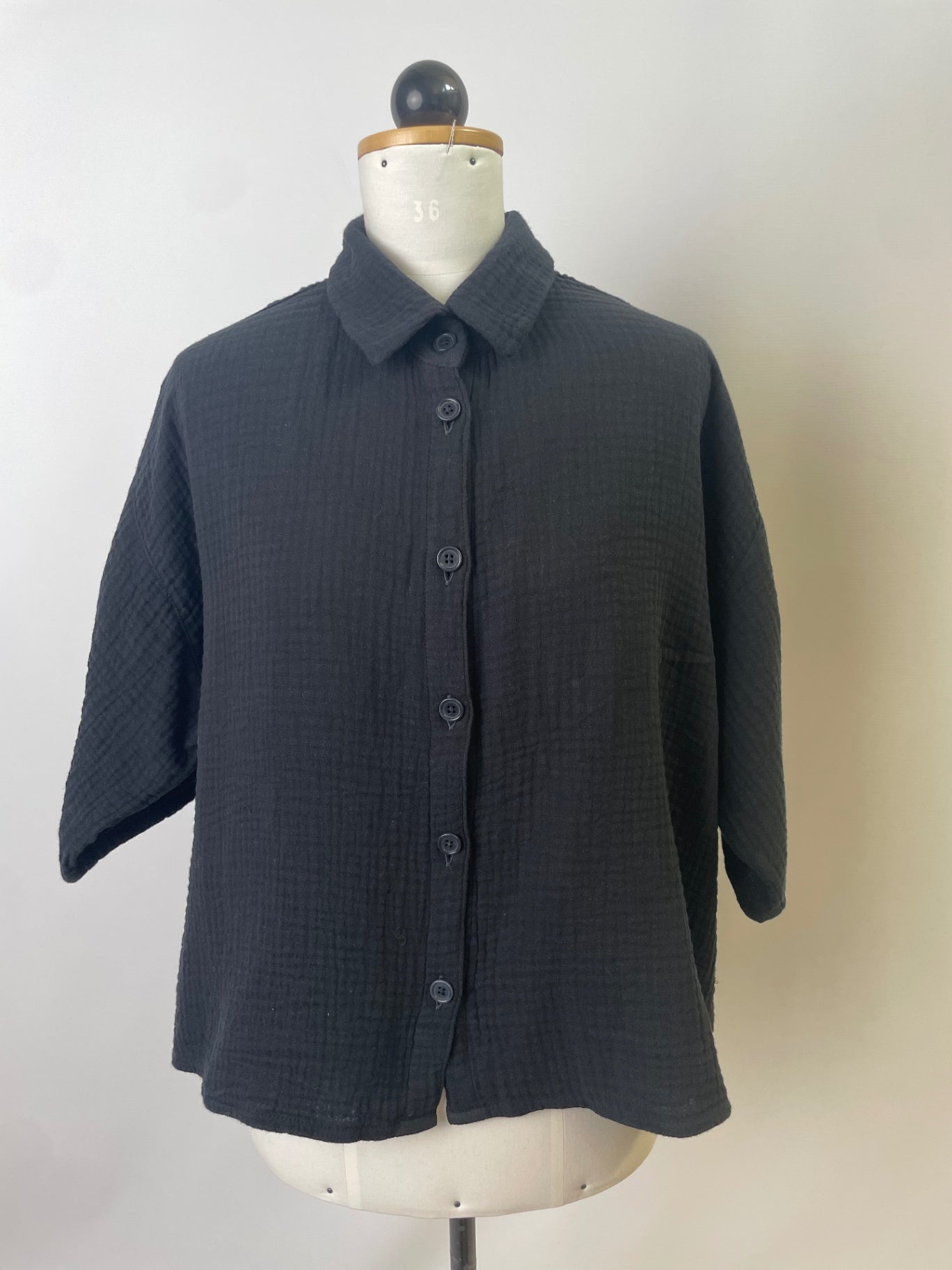 Kurzärmlige Berta | Kurze Bluse mit leichter Rundung | Musselin schwarz | Größe XXL | Second Love