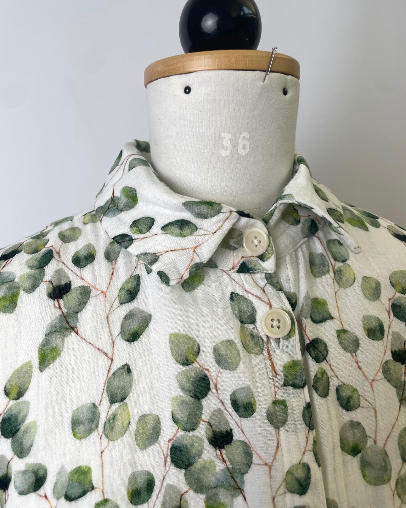 Briana | Oversized Blusenkleid mit Blusenkragen & Taschen | Musselin Eukalyptus print | Größe XS | Second Love