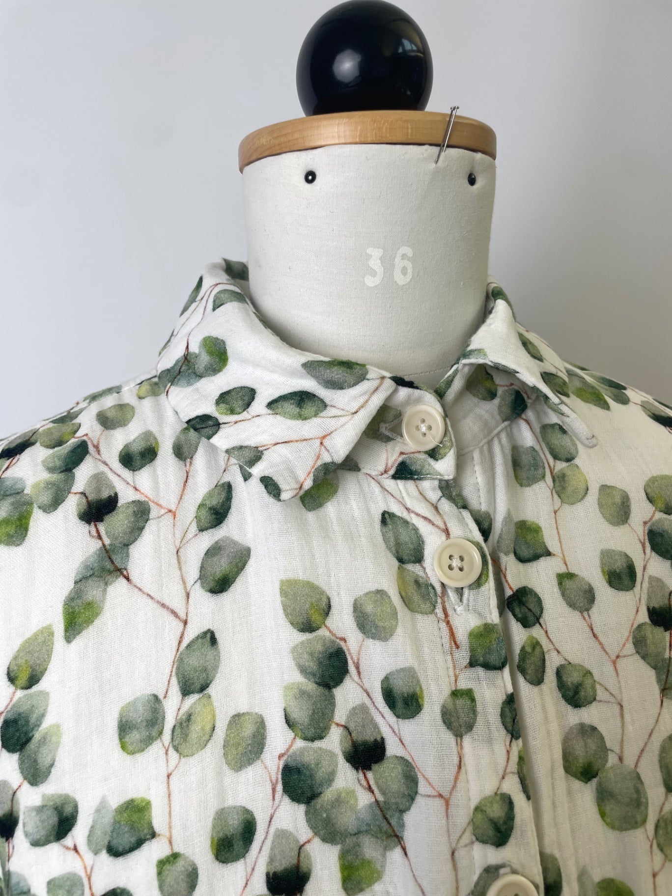 Briana | Oversized Blusenkleid mit Blusenkragen & Taschen | Musselin Eukalyptus print | Größe XS | Second Love