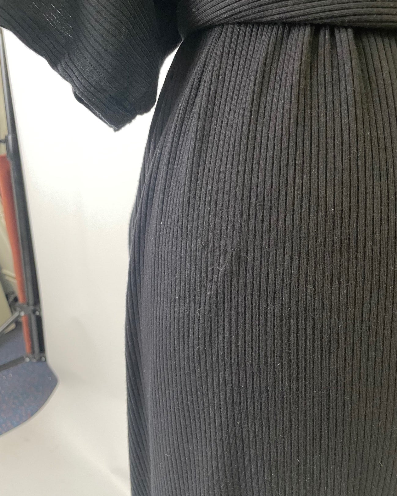 Kurzärmliges Kleid Kumi | Oversized mit V-Ausschnitt | Rippjersey schwarz | Größe S | Second Love