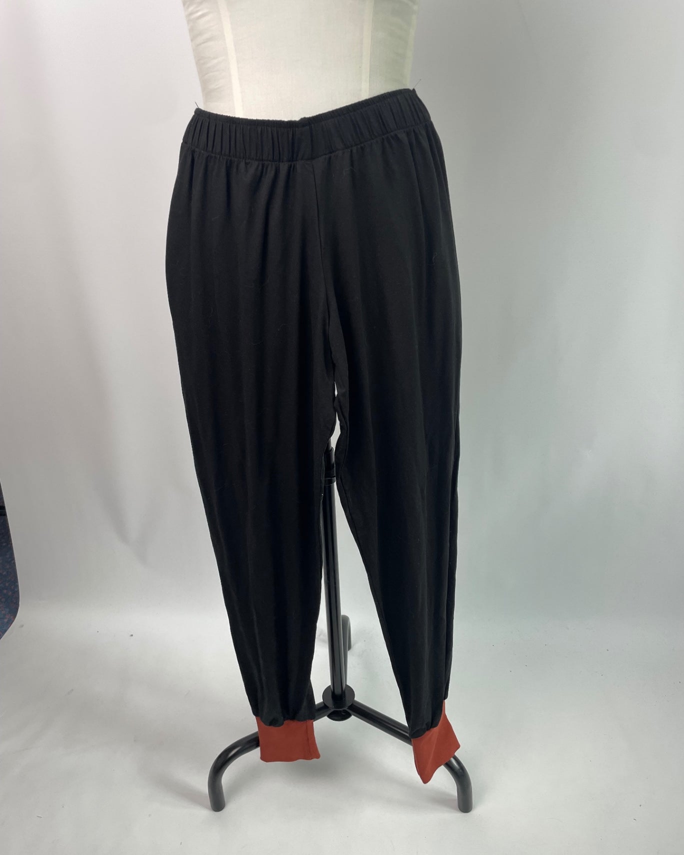 Sarah | Sweatpants | Tencelsweat schwarz B: rostrot | Größe M mit Sonderlängen