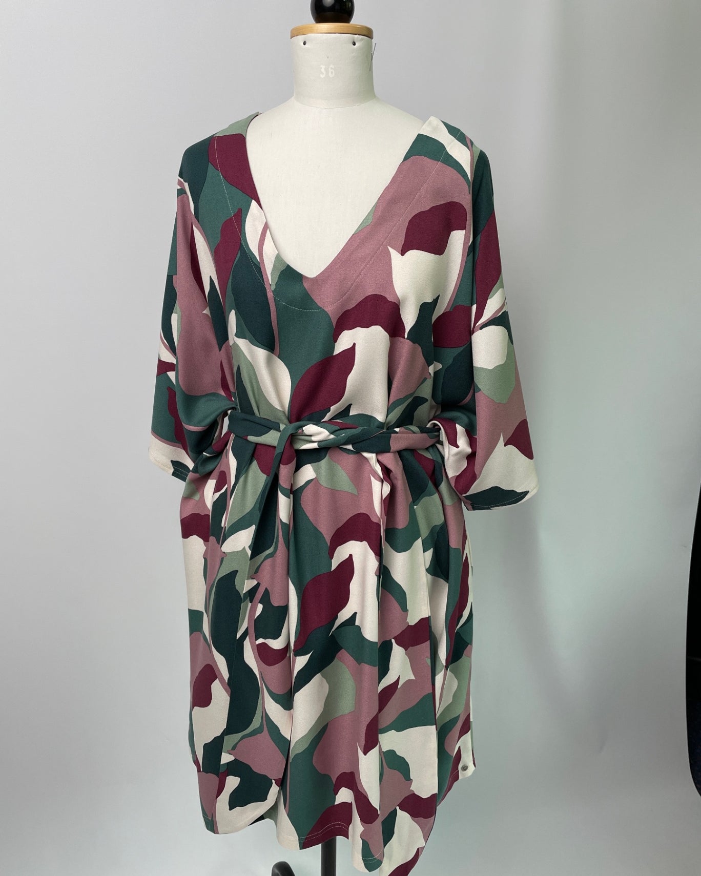 Kumi | Kurzärmliges Kimonokleid | EcoVeroCrepe Blütenzauber | Größe: 5XL | mit Taschen | Francis-Ausschnitt | Second Love