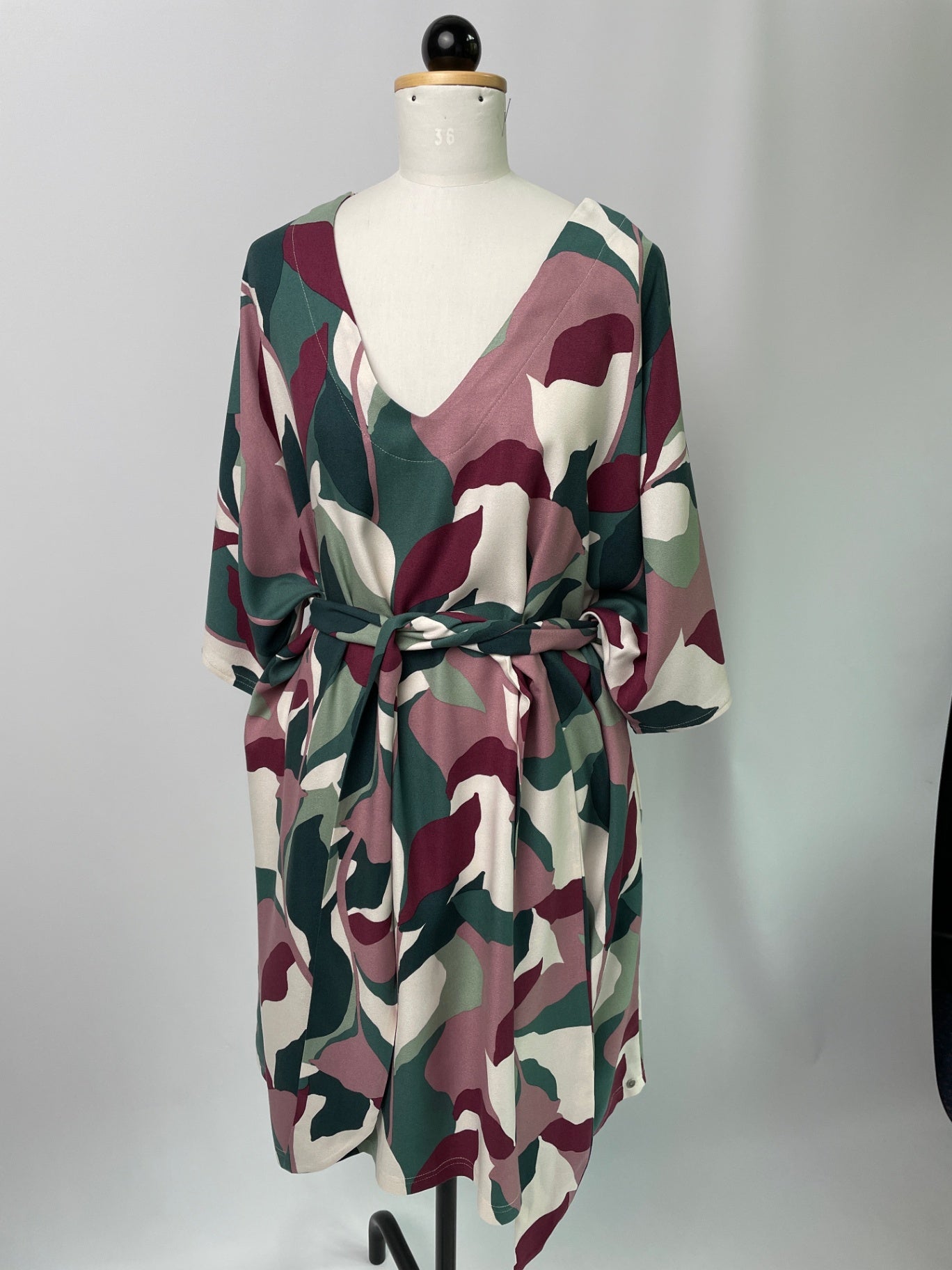 Kumi | Kurzärmliges Kimonokleid | EcoVeroCrepe Blütenzauber | Größe: 5XL | mit Taschen | Francis-Ausschnitt | Second Love