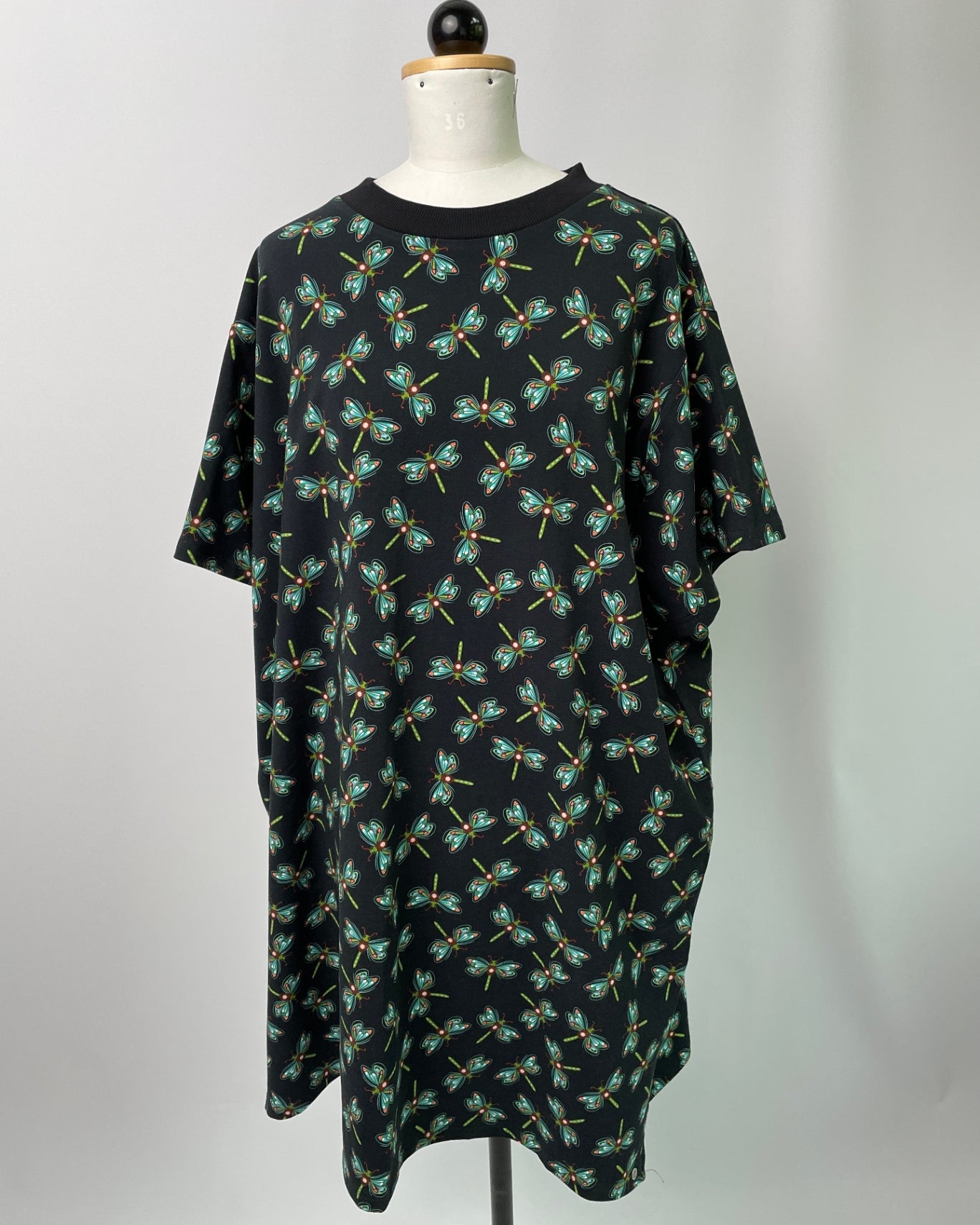 Tilda | Kurzärmliges T-Shirtkleid mit Seitenschlitzen | Kurzarm | Muster: Libellen (Jersey) | Größe: 6XL +15 cm | Second Love