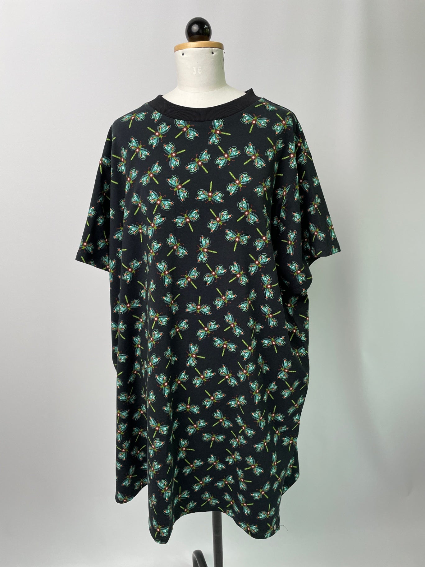 Tilda | Kurzärmliges T-Shirtkleid mit Seitenschlitzen | Kurzarm | Muster: Libellen (Jersey) | Größe: 6XL +15 cm | Second Love