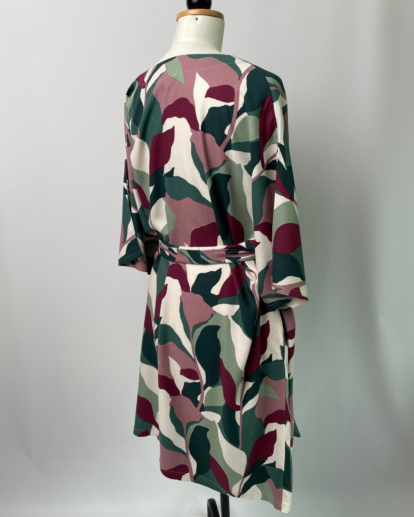 Kumi | Kurzärmliges Kimonokleid | EcoVeroCrepe Blütenzauber | Größe: 5XL | mit Taschen | Francis-Ausschnitt | Second Love