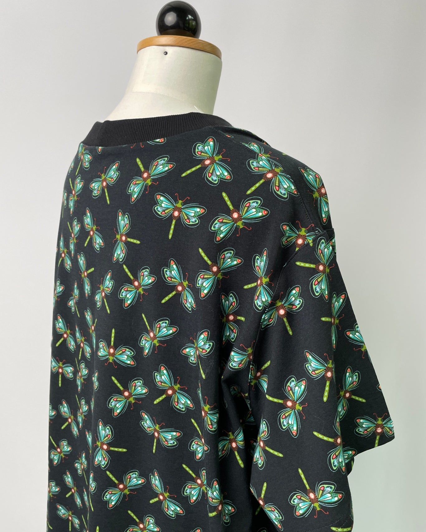 Tilda | Kurzärmliges T-Shirtkleid mit Seitenschlitzen | Kurzarm | Muster: Libellen (Jersey) | Größe: 6XL +15 cm | Second Love