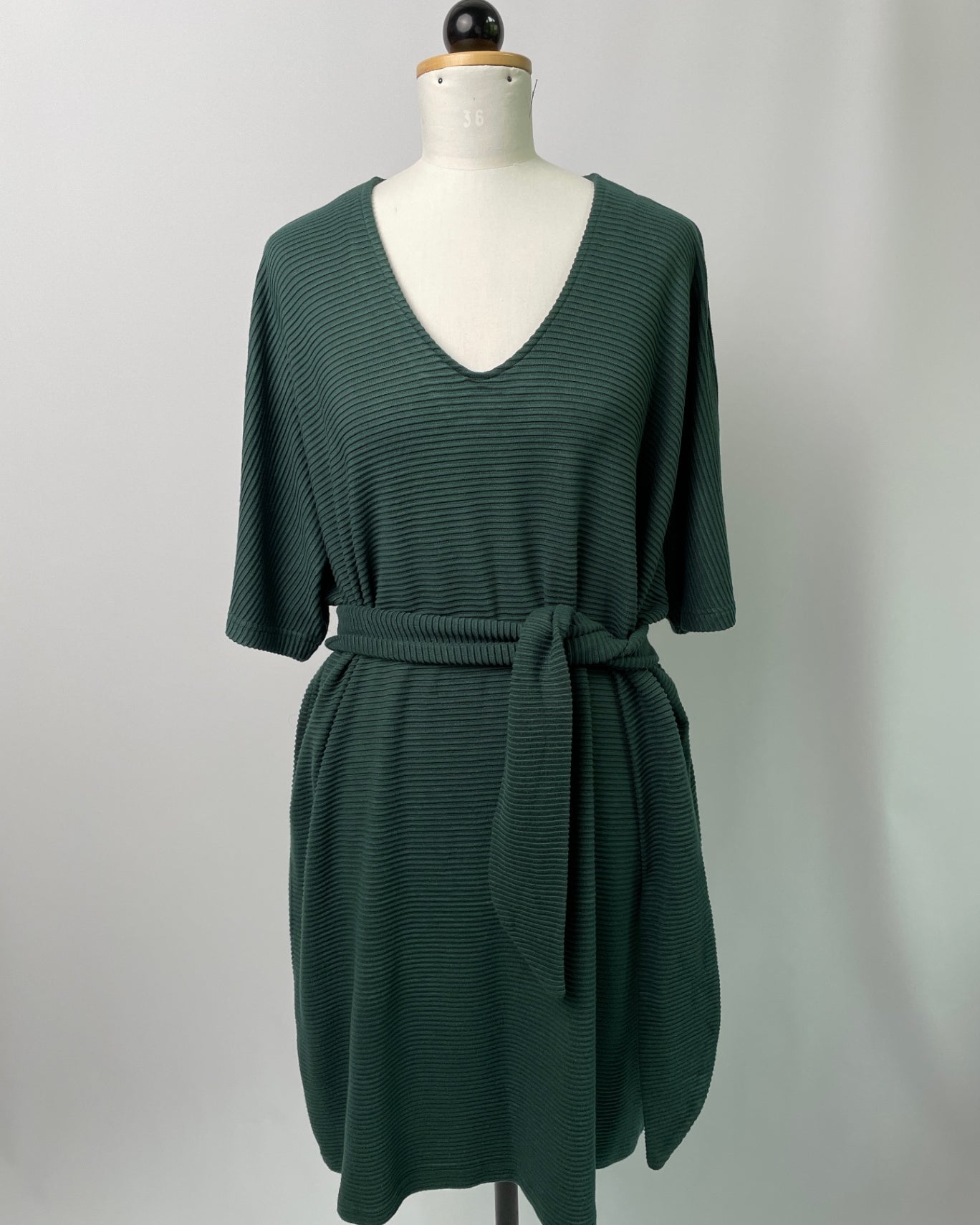 Kumi | Kurzärmliges Kimonokleid mit V-Ausschnitt | EcoVeroRipp grün | Größe M | Second Love