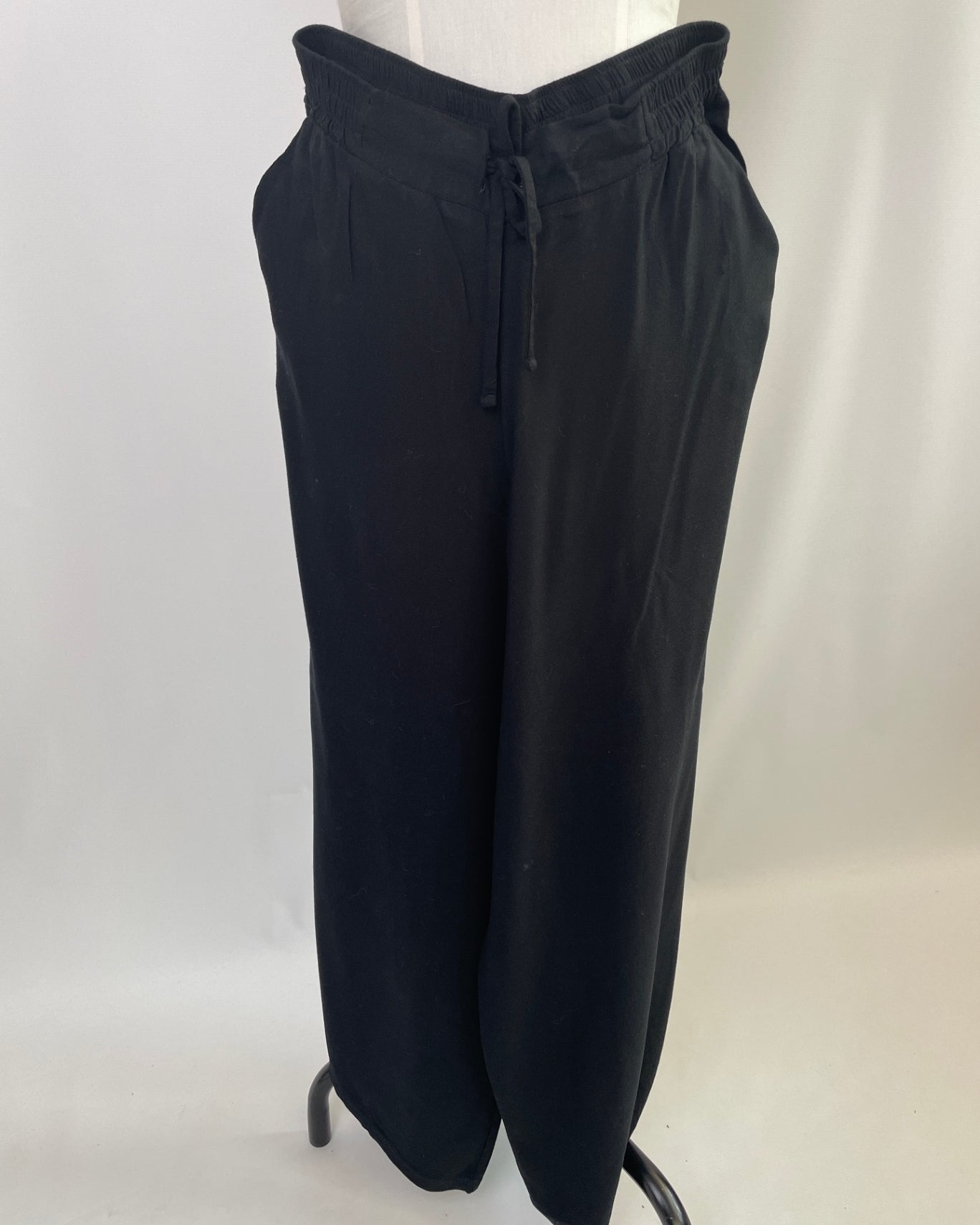 Holly | Hose mit Bindeband & weitem Bein | EcoVeroCrepe schwarz | Größe XL | - 5 cm Second Love