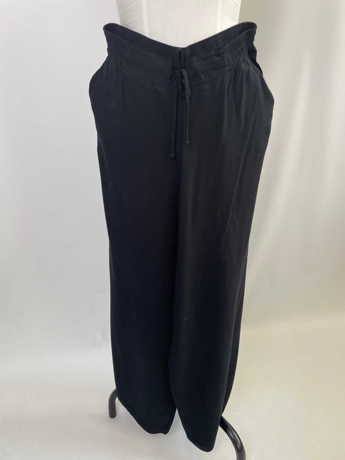 Holly | Hose mit Bindeband & weitem Bein | EcoVeroCrepe schwarz | Größe XL | - 5 cm Second Love