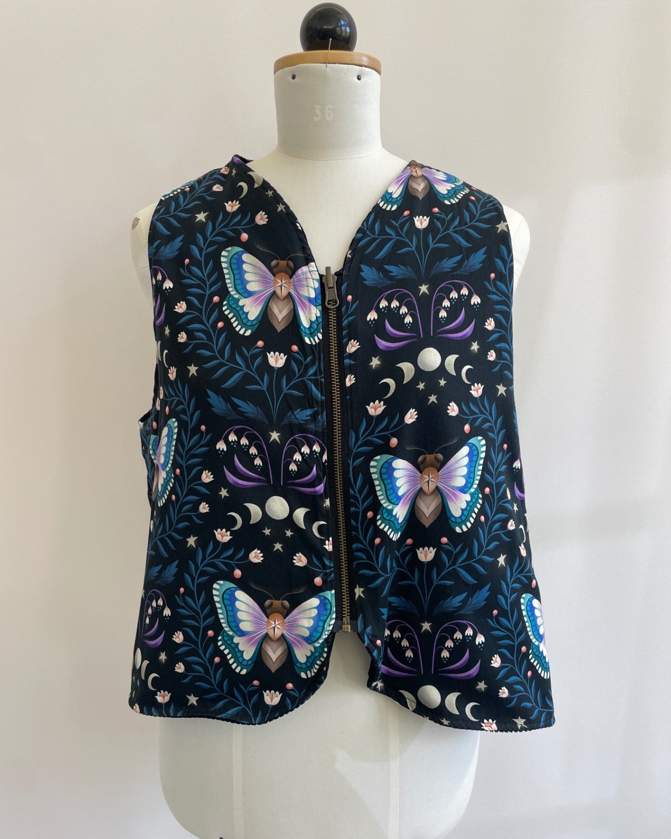 Waltraut | Gefütterte Weste mit Wendereißverschluss | Velvetcord schwarz/Motten | Größe L/XL | Second Love