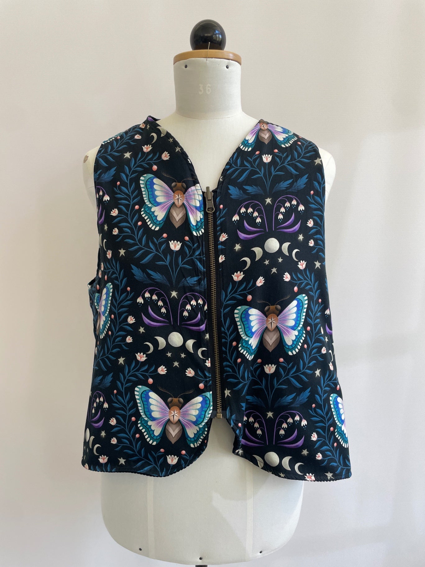 Waltraut | Gefütterte Weste mit Wendereißverschluss | Velvetcord schwarz/Motten | Größe L/XL | Second Love